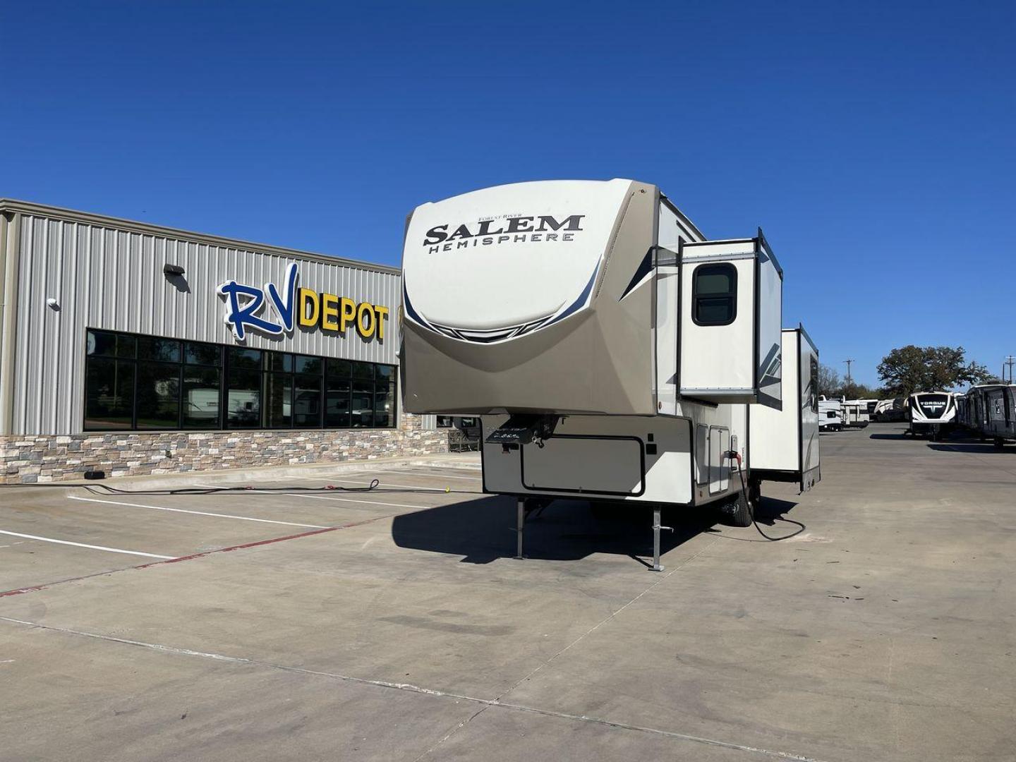 2022 FOREST RIVER SALEM HEMISPHERE 286 (4X4FSBE29NV) , Length: 33.92 ft. | Dry Weight: 9,229 lbs. | Slides: 3 transmission, located at 4319 N Main St, Cleburne, TX, 76033, (817) 678-5133, 32.385960, -97.391212 - The 2022 Forest River Salem Hemisphere 286RL is a travel trailer that combines luxury, innovation, and comfort for an unparalleled camping experience. This travel trailer is designed for those who seek a blend of sophistication and functionality in their RVing lifestyle. The living area features plu - Photo#0