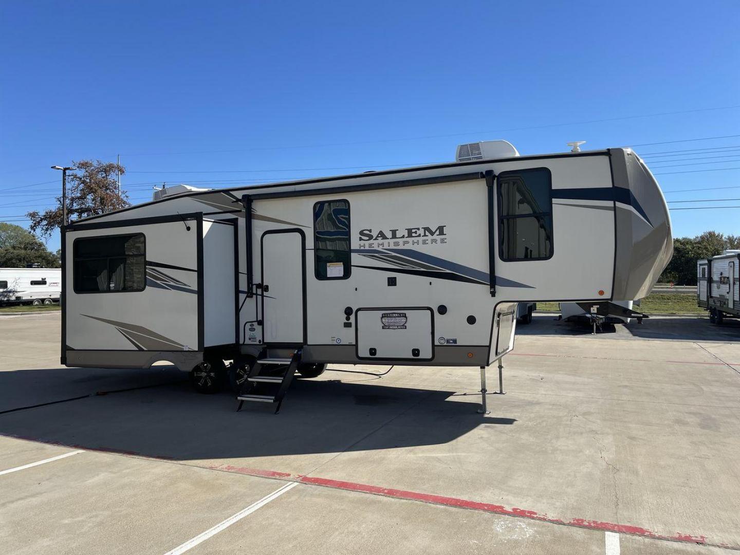 2022 FOREST RIVER SALEM HEMISPHERE 286 (4X4FSBE29NV) , Length: 33.92 ft. | Dry Weight: 9,229 lbs. | Slides: 3 transmission, located at 4319 N Main St, Cleburne, TX, 76033, (817) 678-5133, 32.385960, -97.391212 - The 2022 Forest River Salem Hemisphere 286RL is a travel trailer that combines luxury, innovation, and comfort for an unparalleled camping experience. This travel trailer is designed for those who seek a blend of sophistication and functionality in their RVing lifestyle. The living area features plu - Photo#23