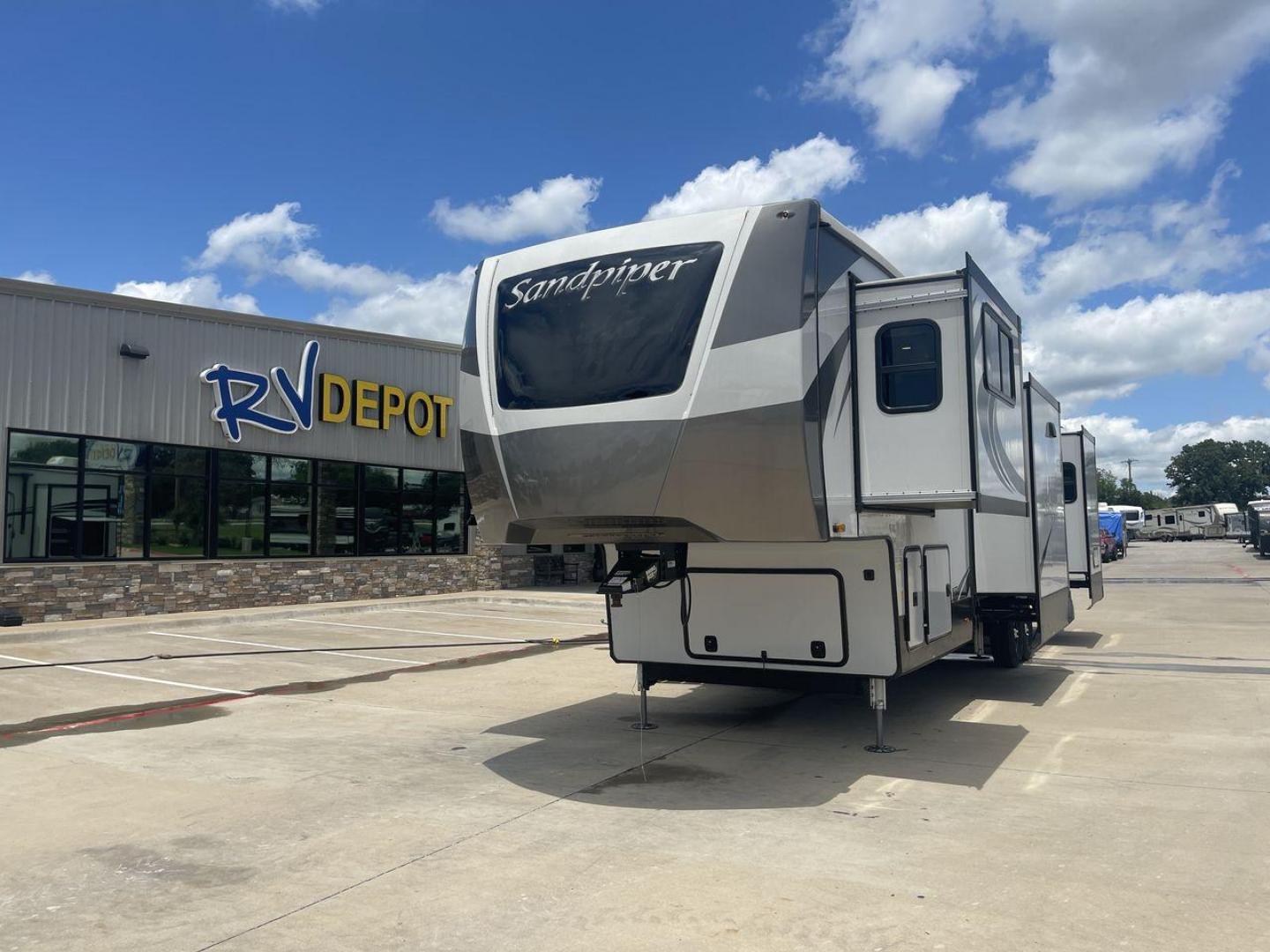 2022 FOREST RIVER SANDPIPER 379FLOK (4X4FSAP21NJ) , Length: 42.75 ft. | Dry Weight: 13,069 lbs. | Gross Weight: 16,069 lbs. | Slides: 6 transmission, located at 4319 N Main St, Cleburne, TX, 76033, (817) 678-5133, 32.385960, -97.391212 - The 2022 Forest River Sandpiper 379FLOK is a luxury fifth wheel designed to provide top-tier comfort and spacious living for extended stays or full-time RVers. At a length of 42.75 feet, this model offers a grand interior space that includes six slide-outs, ensuring an expansive layout that feels li - Photo#0