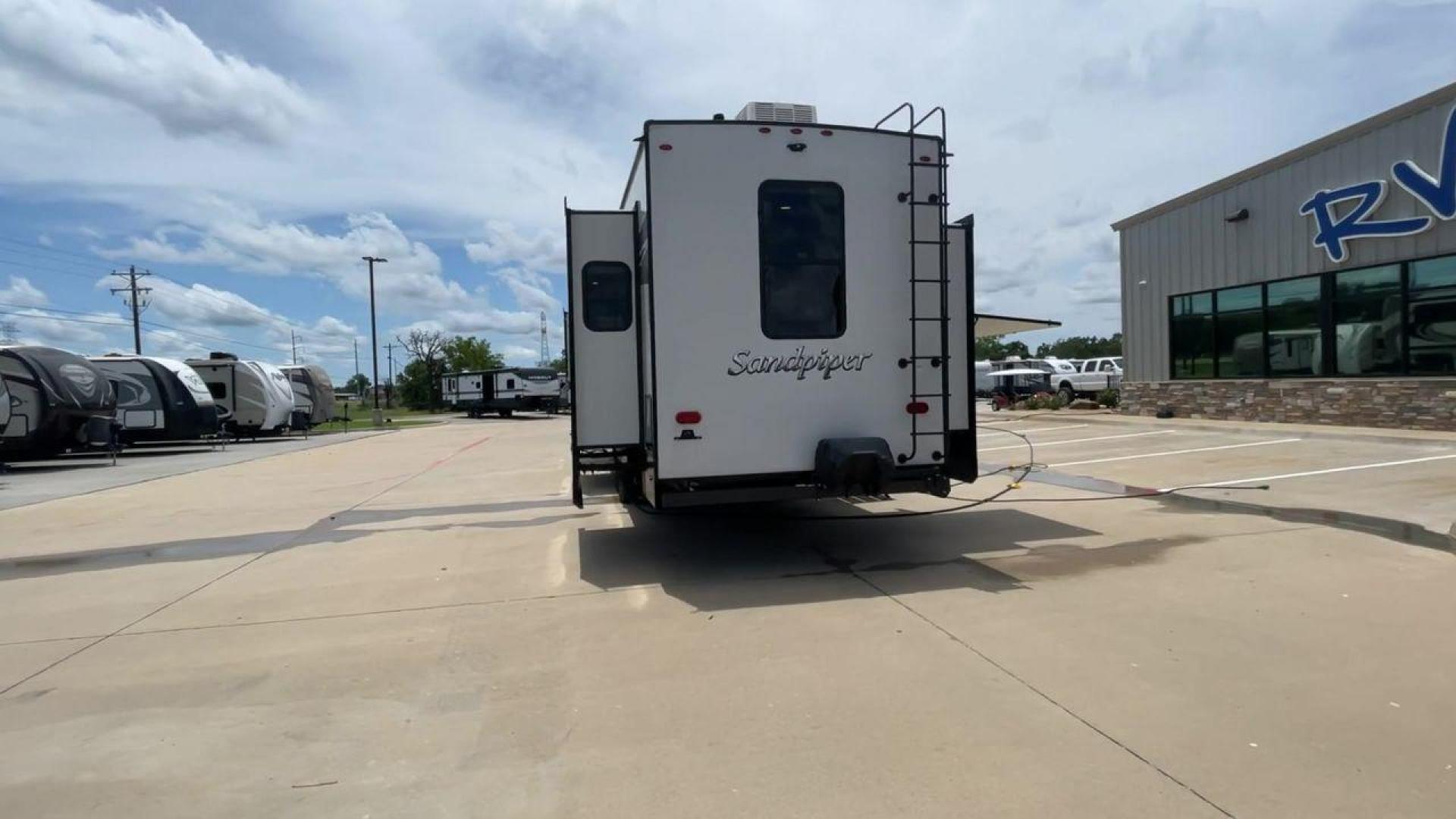 2022 FOREST RIVER SANDPIPER 379FLOK (4X4FSAP21NJ) , Length: 42.75 ft. | Dry Weight: 13,069 lbs. | Gross Weight: 16,069 lbs. | Slides: 6 transmission, located at 4319 N Main St, Cleburne, TX, 76033, (817) 678-5133, 32.385960, -97.391212 - The 2022 Forest River Sandpiper 379FLOK is a luxury fifth wheel designed to provide top-tier comfort and spacious living for extended stays or full-time RVers. At a length of 42.75 feet, this model offers a grand interior space that includes six slide-outs, ensuring an expansive layout that feels li - Photo#8