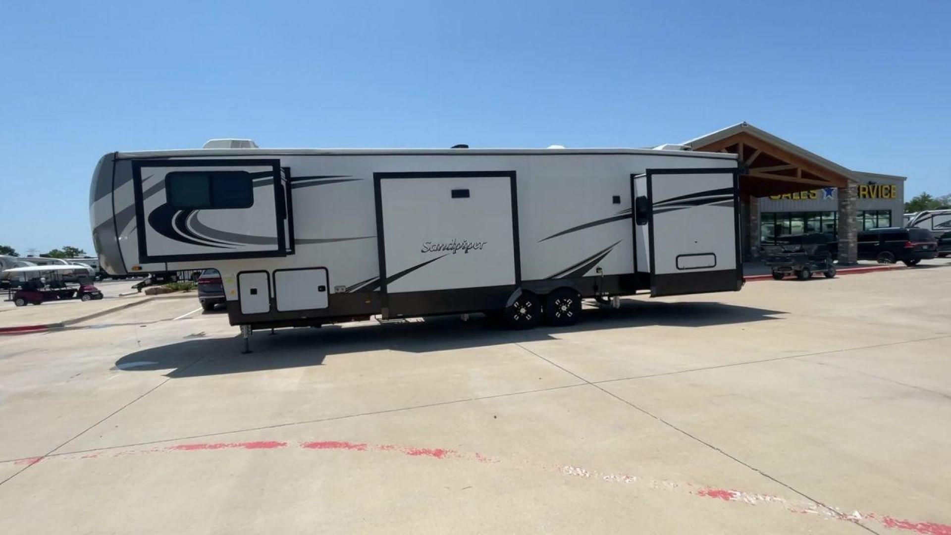 2022 FOREST RIVER SANDPIPER 379FLOK (4X4FSAP22NJ) , Length: 42.75 ft. | Dry Weight: 13,069 lbs. | Gross Weight: 16,069 lbs. | Slides: 6 transmission, located at 4319 N Main St, Cleburne, TX, 76033, (817) 678-5133, 32.385960, -97.391212 - Photo#6