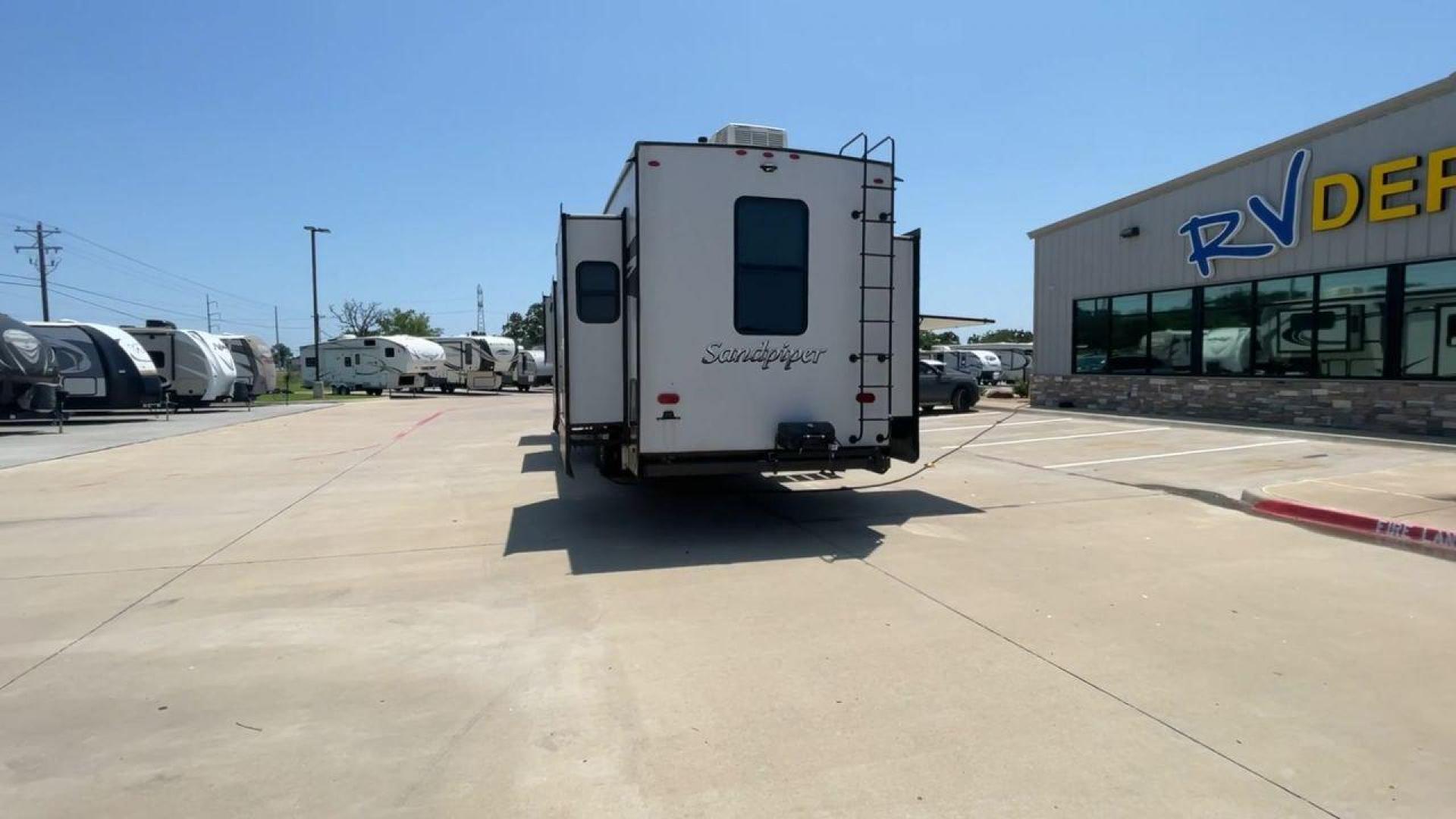 2022 FOREST RIVER SANDPIPER 379FLOK (4X4FSAP22NJ) , Length: 42.75 ft. | Dry Weight: 13,069 lbs. | Gross Weight: 16,069 lbs. | Slides: 6 transmission, located at 4319 N Main St, Cleburne, TX, 76033, (817) 678-5133, 32.385960, -97.391212 - Photo#8