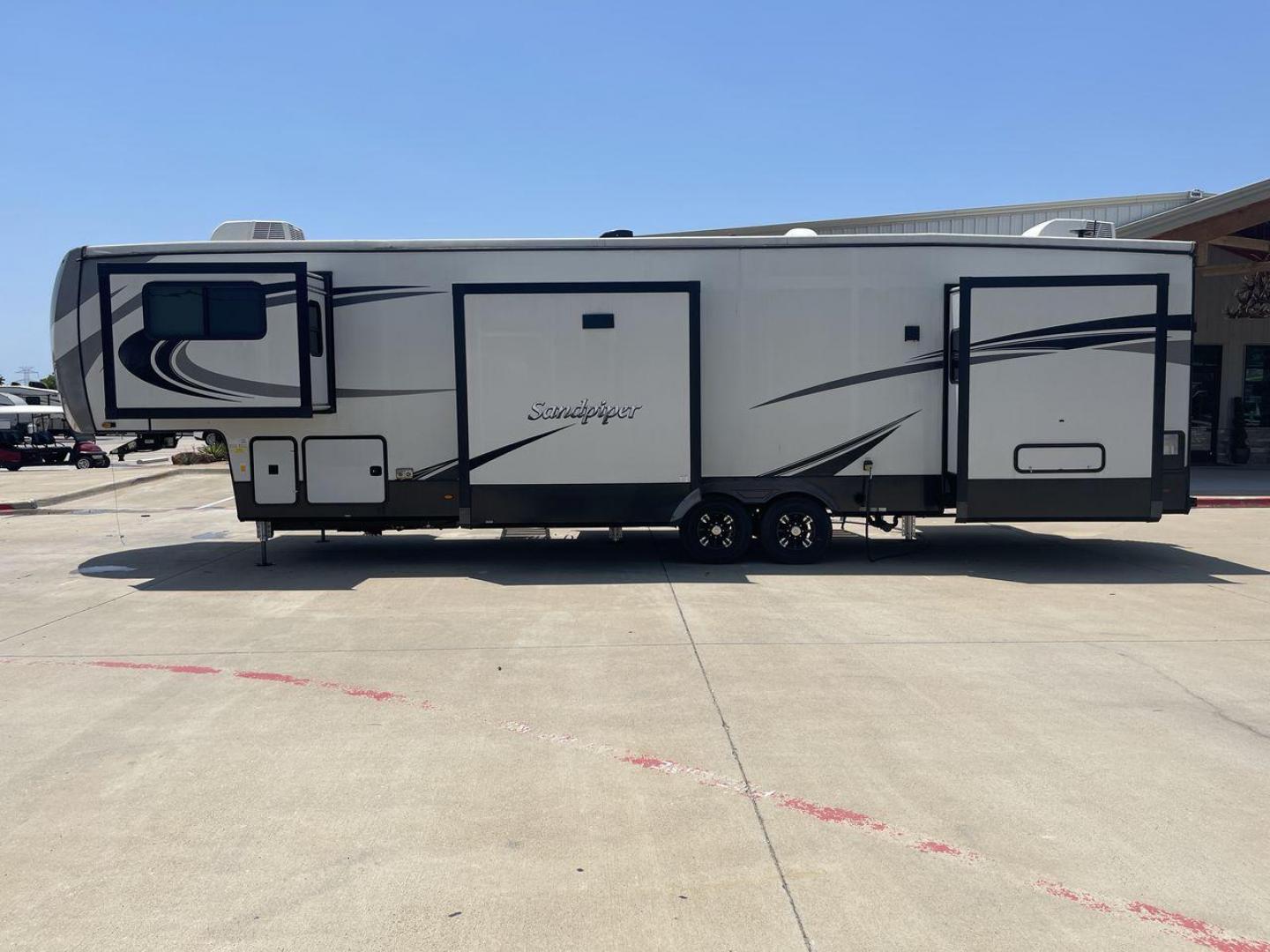 2022 FOREST RIVER SANDPIPER 379FLOK (4X4FSAP22NJ) , Length: 42.75 ft. | Dry Weight: 13,069 lbs. | Gross Weight: 16,069 lbs. | Slides: 6 transmission, located at 4319 N Main St, Cleburne, TX, 76033, (817) 678-5133, 32.385960, -97.391212 - Photo#25