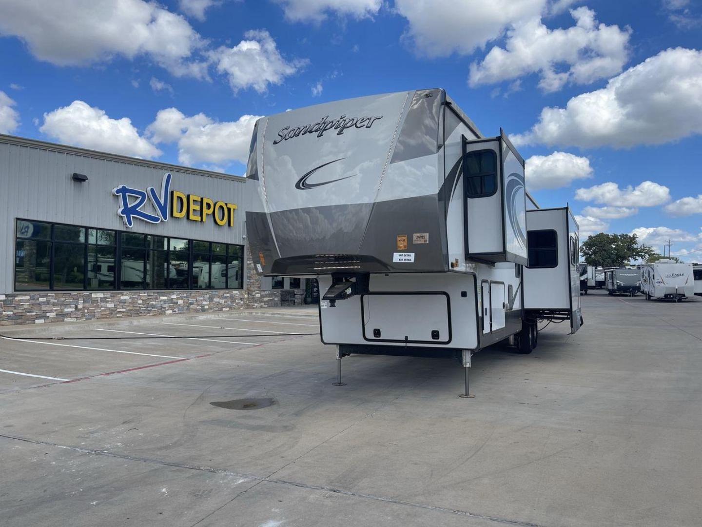 2022 FOREST RIVER SANDPIPER 384QBOK (4X4FSAP29NJ) , Length: 41.67 ft. | Dry Weight: 13,132 lbs. | Gross Weight: 16,132 lbs. | Slides: 6 transmission, located at 4319 N Main St, Cleburne, TX, 76033, (817) 678-5133, 32.385960, -97.391212 - Photo#0