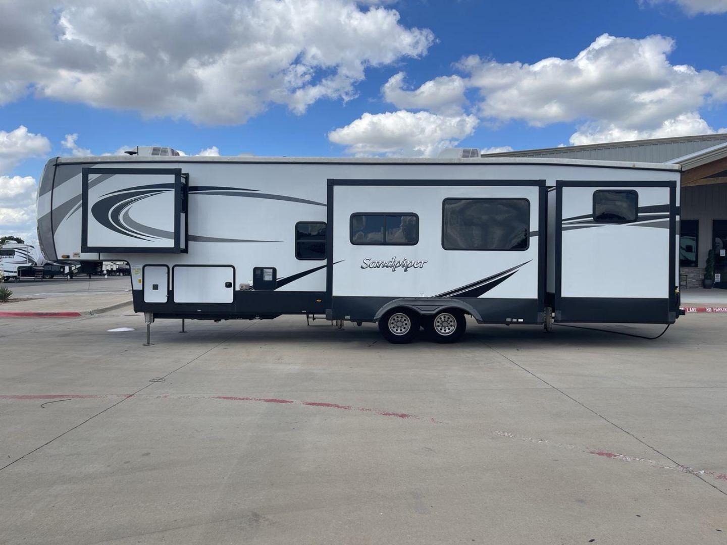 2022 FOREST RIVER SANDPIPER 384QBOK (4X4FSAP29NJ) , Length: 41.67 ft. | Dry Weight: 13,132 lbs. | Gross Weight: 16,132 lbs. | Slides: 6 transmission, located at 4319 N Main St, Cleburne, TX, 76033, (817) 678-5133, 32.385960, -97.391212 - Photo#24