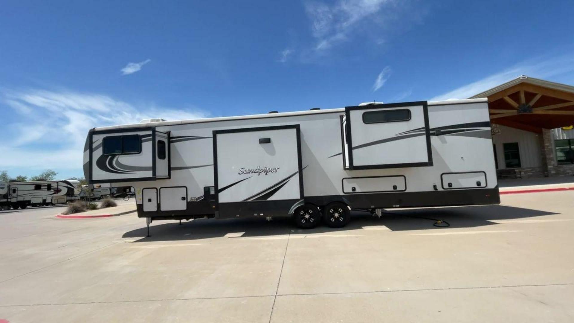 2022 FOREST RIVER SANDPIPER 391FLRB (4X4FSAR26NJ) , Length: 43.5 ft. | Dry Weight: 13,009 lbs | Gross Weight: 16,009 lbs | Slides: 5 transmission, located at 4319 N Main St, Cleburne, TX, 76033, (817) 678-5133, 32.385960, -97.391212 - The 2022 Forest River Sandpiper 391FLRB is elegance meets adventure in the great outdoors. This fifth wheel, standing at 43.5 feet tall and featuring an aluminum body and fiberglass sides, is a symbol of durability and style on the road. It weighs 13,009 lbs. dry and can carry up to 16,009 lbs gross - Photo#6