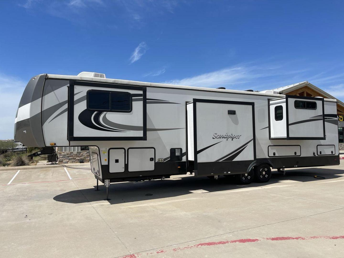 2022 FOREST RIVER SANDPIPER 391FLRB (4X4FSAR26NJ) , Length: 43.5 ft. | Dry Weight: 13,009 lbs | Gross Weight: 16,009 lbs | Slides: 5 transmission, located at 4319 N Main St, Cleburne, TX, 76033, (817) 678-5133, 32.385960, -97.391212 - The 2022 Forest River Sandpiper 391FLRB is elegance meets adventure in the great outdoors. This fifth wheel, standing at 43.5 feet tall and featuring an aluminum body and fiberglass sides, is a symbol of durability and style on the road. It weighs 13,009 lbs. dry and can carry up to 16,009 lbs gross - Photo#25