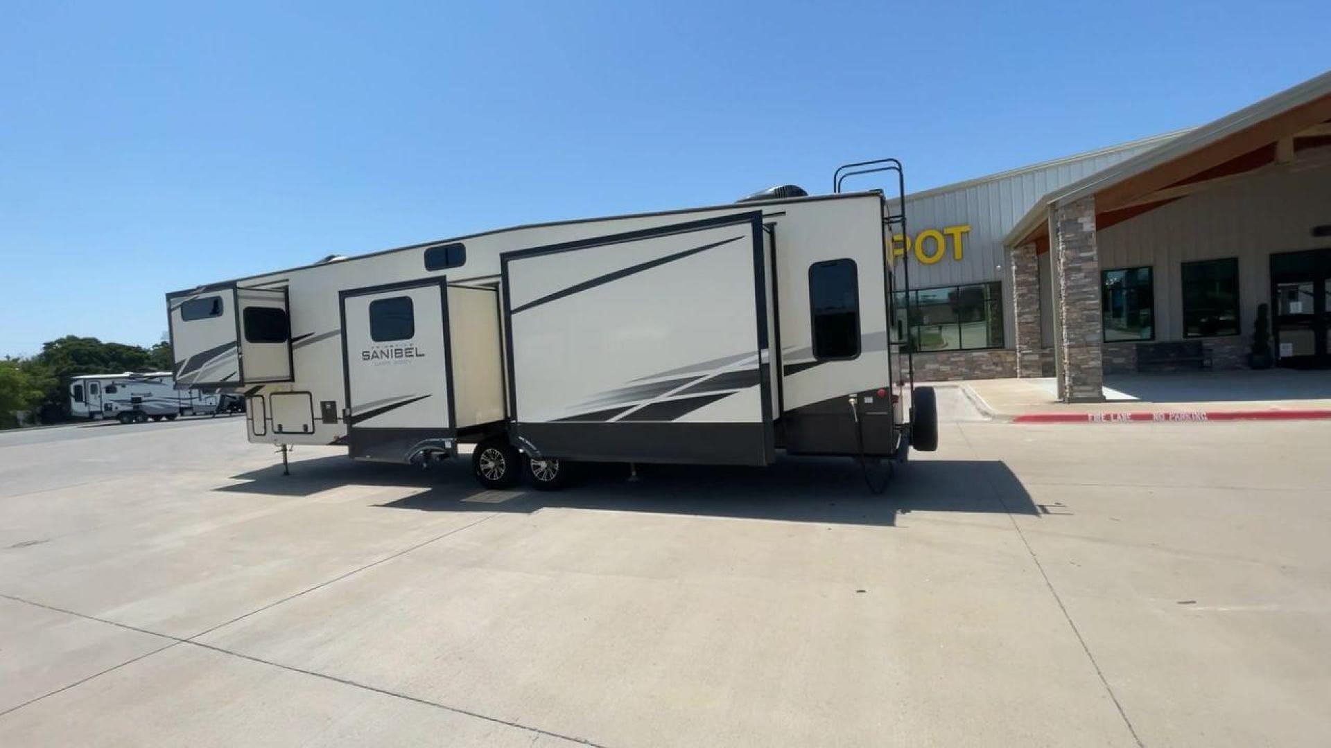 2022 FOREST RIVER SANIBEL 3902 (5ZT3SN4B3NG) , Length: 43.67 ft. | Dry Weight: 14,114 lbs. | Slides: 4 transmission, located at 4319 N Main St, Cleburne, TX, 76033, (817) 678-5133, 32.385960, -97.391212 - Photo#7