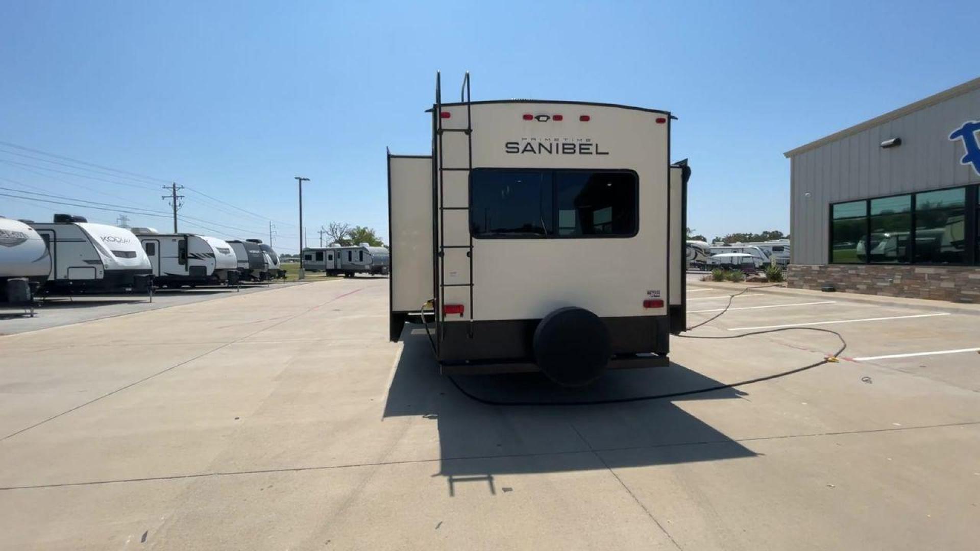 2022 FOREST RIVER SANIBEL 3902 (5ZT3SN4B3NG) , Length: 43.67 ft. | Dry Weight: 14,114 lbs. | Slides: 4 transmission, located at 4319 N Main St, Cleburne, TX, 76033, (817) 678-5133, 32.385960, -97.391212 - Photo#8