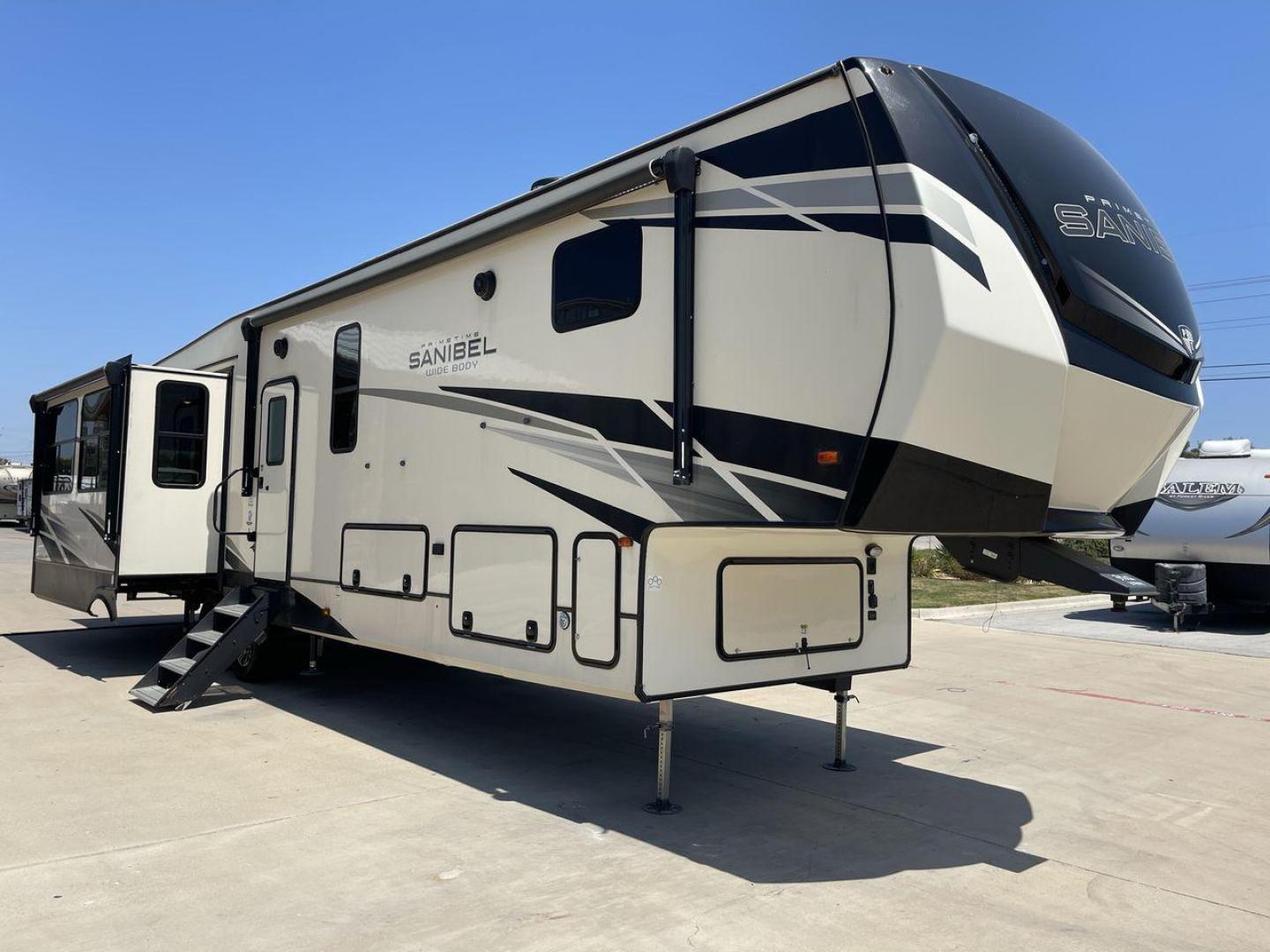 2022 FOREST RIVER SANIBEL 3902 (5ZT3SN4B3NG) , Length: 43.67 ft. | Dry Weight: 14,114 lbs. | Slides: 4 transmission, located at 4319 N Main St, Cleburne, TX, 76033, (817) 678-5133, 32.385960, -97.391212 - Photo#23