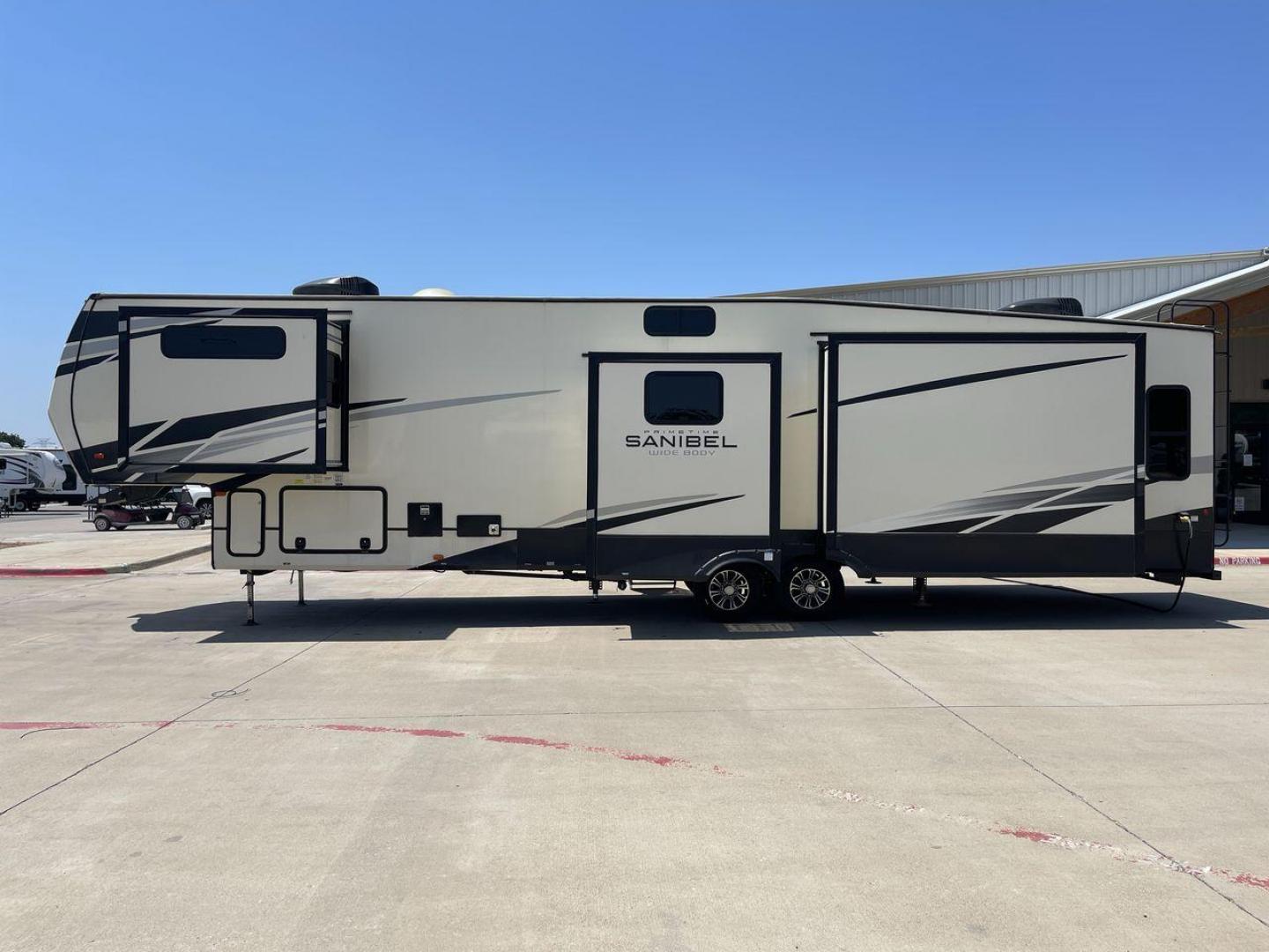 2022 FOREST RIVER SANIBEL 3902 (5ZT3SN4B3NG) , Length: 43.67 ft. | Dry Weight: 14,114 lbs. | Slides: 4 transmission, located at 4319 N Main St, Cleburne, TX, 76033, (817) 678-5133, 32.385960, -97.391212 - Photo#24