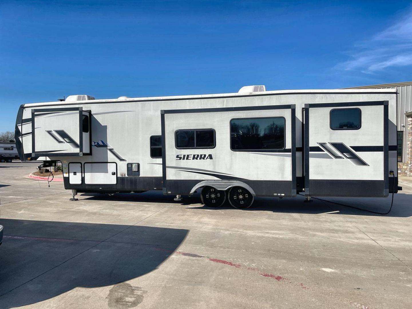 2022 FOREST RIVER SIERRA 384QBOK (4X4FSEP25NJ) , Length: 41.67 ft | Dry Weight: 13,132 lbs | Gross Weight: 16,132 lbs | Slides: 5 transmission, located at 4319 N Main St, Cleburne, TX, 76033, (817) 678-5133, 32.385960, -97.391212 - Photo#24