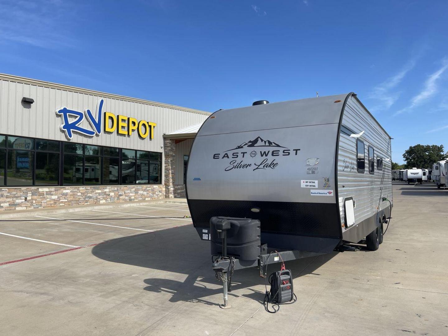 2022 FOREST RIVER SILVER LAKE 25KRB (5ZT2SKPB1N9) , Length: 28.08 ft. | Dry Weight: 4,976 lbs. transmission, located at 4319 N Main St, Cleburne, TX, 76033, (817) 678-5133, 32.385960, -97.391212 - Photo#0