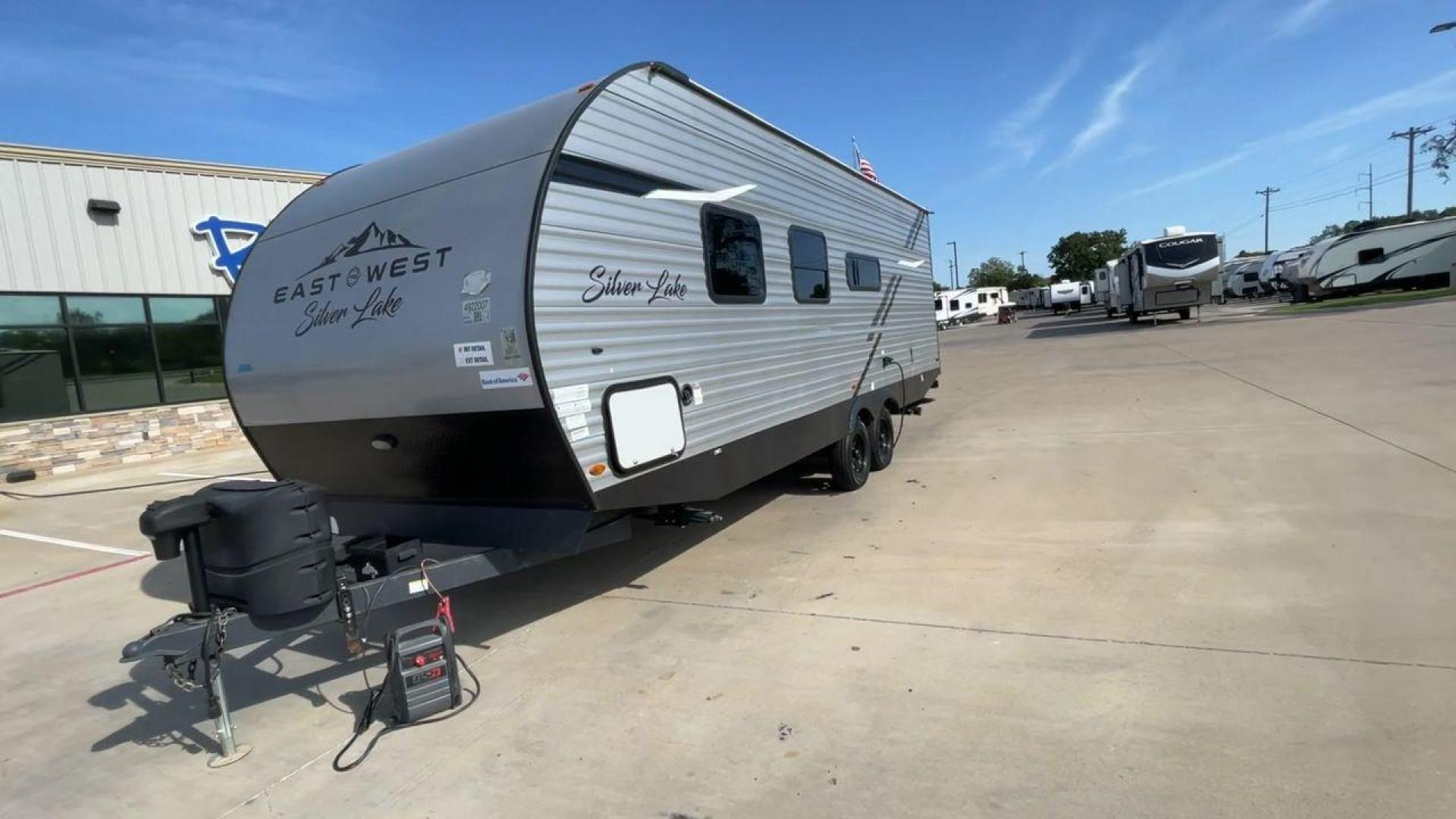 2022 FOREST RIVER SILVER LAKE 25KRB (5ZT2SKPB1N9) , Length: 28.08 ft. | Dry Weight: 4,976 lbs. transmission, located at 4319 N Main St, Cleburne, TX, 76033, (817) 678-5133, 32.385960, -97.391212 - Photo#5