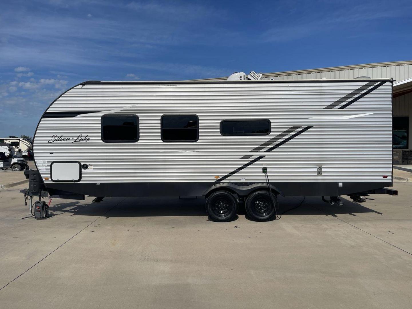 2022 FOREST RIVER SILVER LAKE 25KRB (5ZT2SKPB1N9) , Length: 28.08 ft. | Dry Weight: 4,976 lbs. transmission, located at 4319 N Main St, Cleburne, TX, 76033, (817) 678-5133, 32.385960, -97.391212 - Photo#24