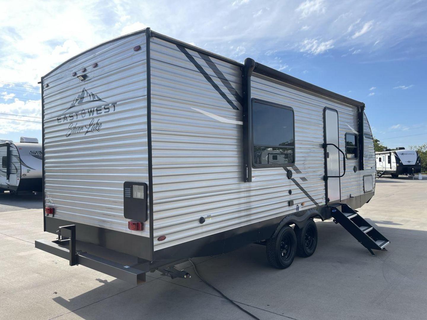 2022 FOREST RIVER SILVER LAKE 25KRB (5ZT2SKPB1N9) , Length: 28.08 ft. | Dry Weight: 4,976 lbs. transmission, located at 4319 N Main St, Cleburne, TX, 76033, (817) 678-5133, 32.385960, -97.391212 - Photo#25