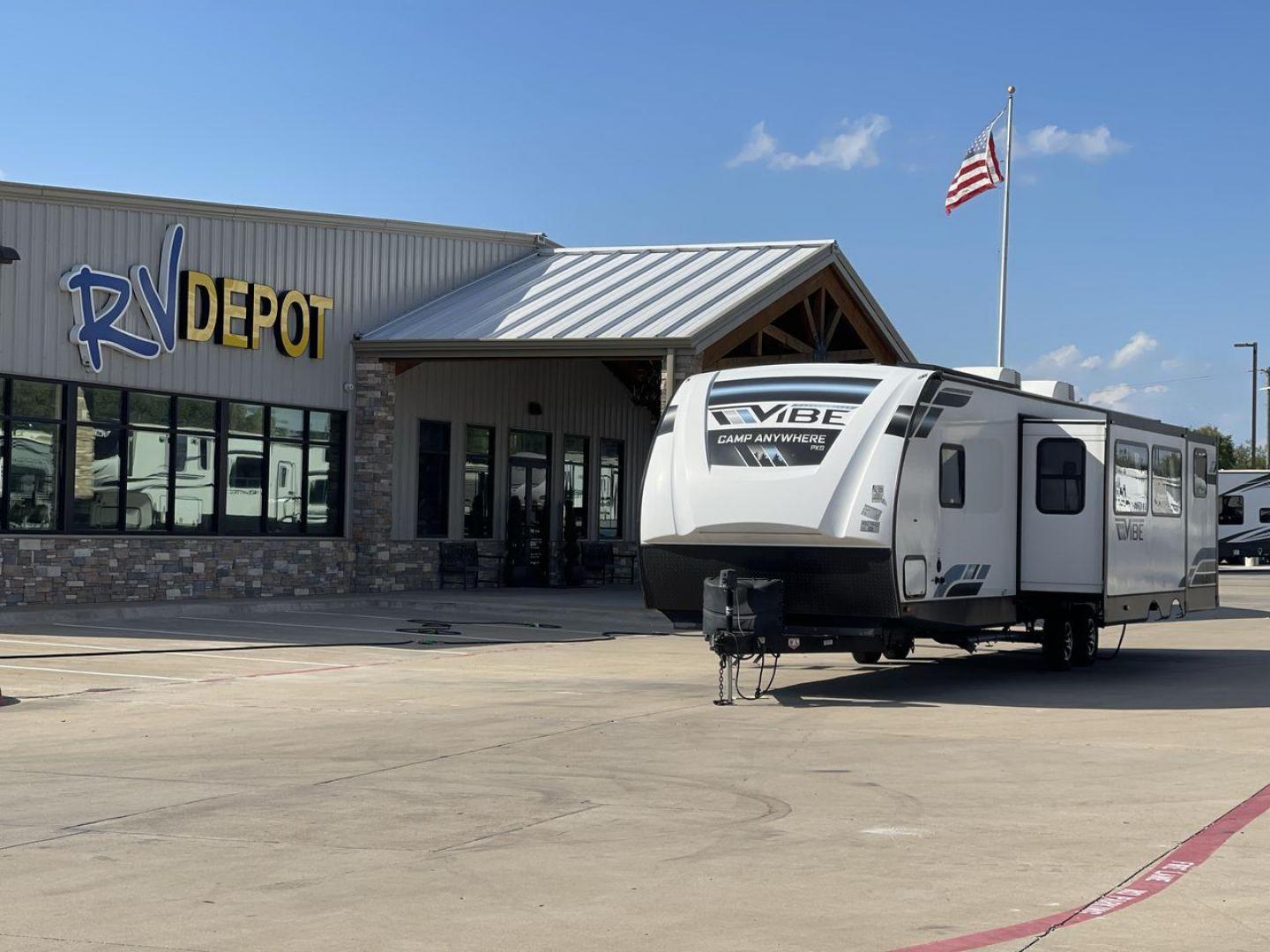 2022 FOREST RIVER VIBE 32BH (4X4TVBH28N4) , Length: 38.25 ft. | Dry Weight: 7,836 lbs. | Slides: 2 transmission, located at 4319 N Main St, Cleburne, TX, 76033, (817) 678-5133, 32.385960, -97.391212 - Photo#0