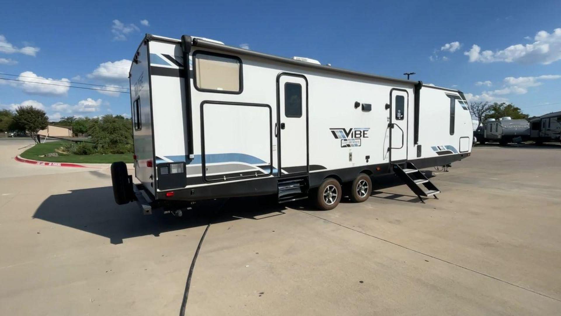 2022 FOREST RIVER VIBE 32BH (4X4TVBH28N4) , Length: 38.25 ft. | Dry Weight: 7,836 lbs. | Slides: 2 transmission, located at 4319 N Main St, Cleburne, TX, 76033, (817) 678-5133, 32.385960, -97.391212 - Photo#1