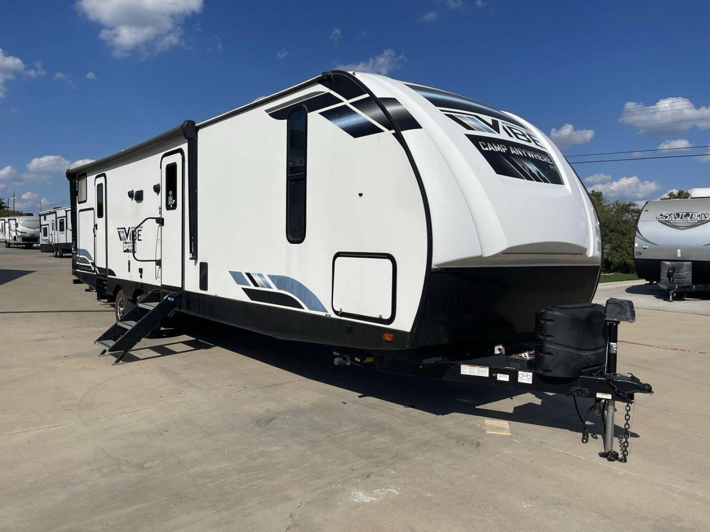 2022 FOREST RIVER VIBE 32BH (4X4TVBH28N4) , Length: 38.25 ft. | Dry Weight: 7,836 lbs. | Slides: 2 transmission, located at 4319 N Main St, Cleburne, TX, 76033, (817) 678-5133, 32.385960, -97.391212 - Photo#23