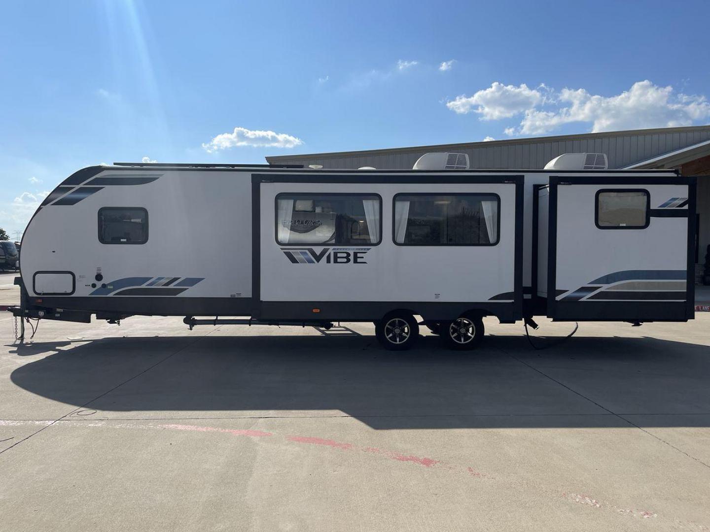 2022 FOREST RIVER VIBE 32BH (4X4TVBH28N4) , Length: 38.25 ft. | Dry Weight: 7,836 lbs. | Slides: 2 transmission, located at 4319 N Main St, Cleburne, TX, 76033, (817) 678-5133, 32.385960, -97.391212 - Photo#24