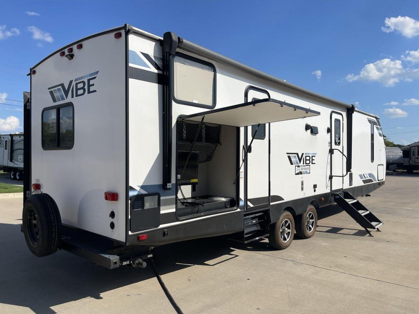 2022 FOREST RIVER VIBE 32BH (4X4TVBH28N4) , Length: 38.25 ft. | Dry Weight: 7,836 lbs. | Slides: 2 transmission, located at 4319 N Main St, Cleburne, TX, 76033, (817) 678-5133, 32.385960, -97.391212 - Photo#25