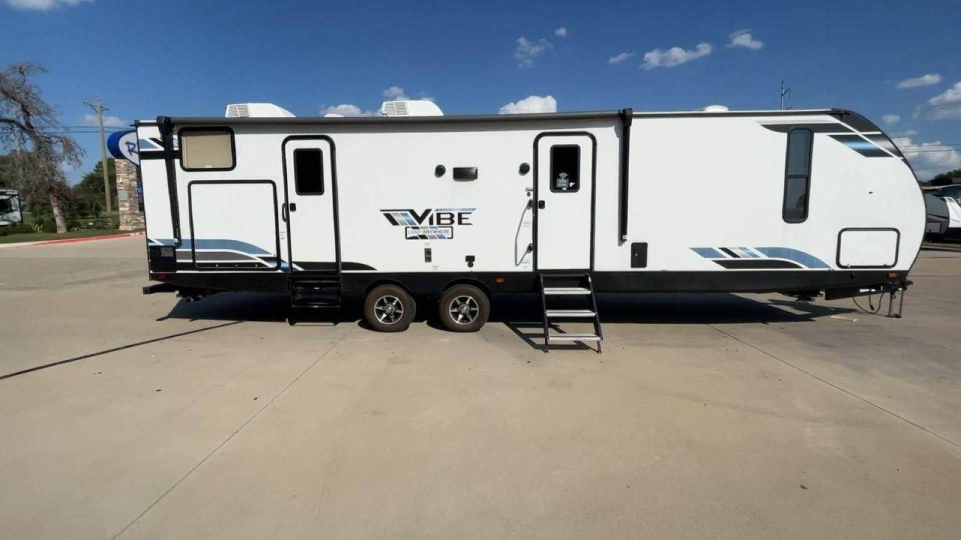 2022 FOREST RIVER VIBE 32BH (4X4TVBH28N4) , Length: 38.25 ft. | Dry Weight: 7,836 lbs. | Slides: 2 transmission, located at 4319 N Main St, Cleburne, TX, 76033, (817) 678-5133, 32.385960, -97.391212 - Photo#2