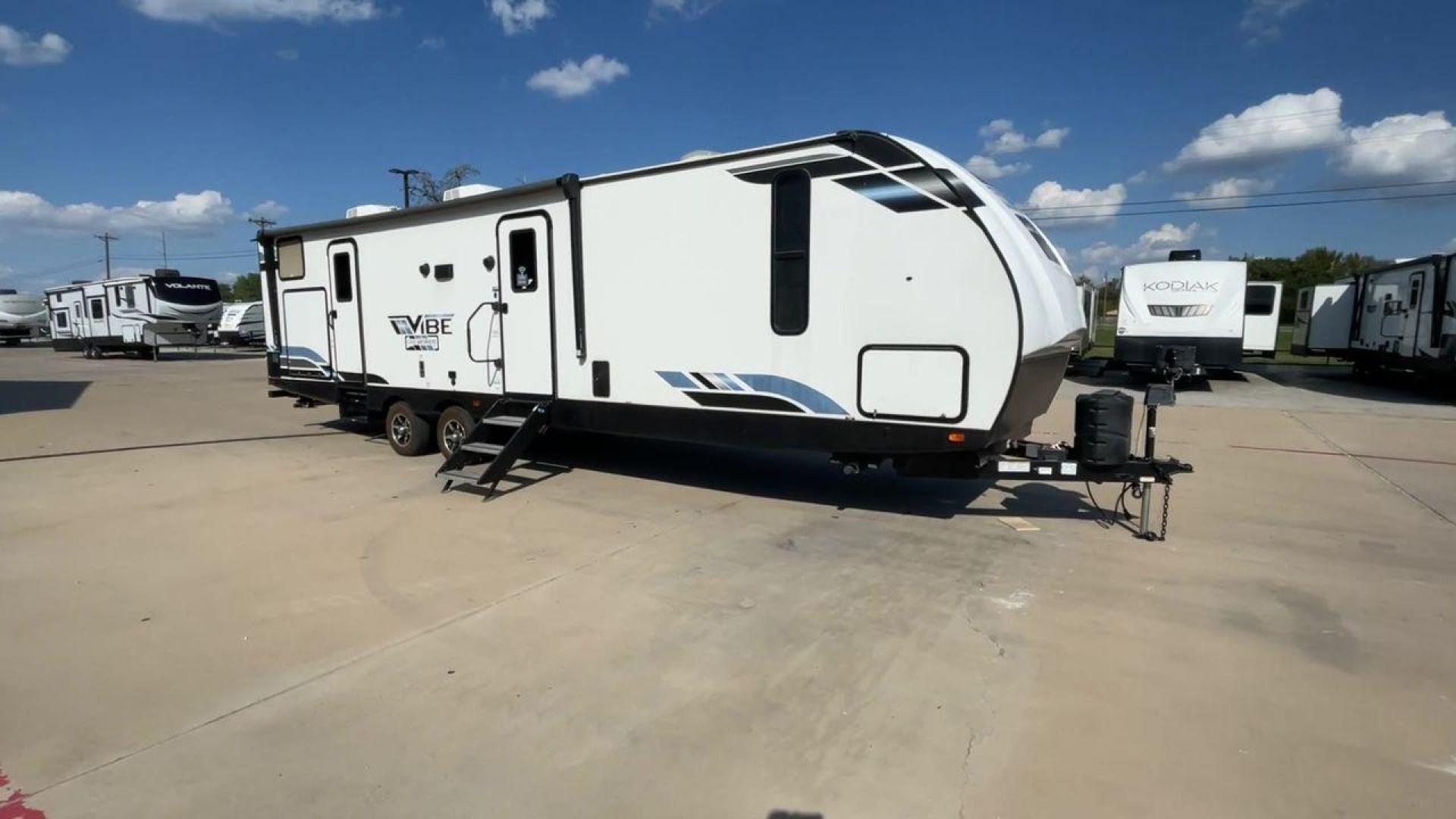 2022 FOREST RIVER VIBE 32BH (4X4TVBH28N4) , Length: 38.25 ft. | Dry Weight: 7,836 lbs. | Slides: 2 transmission, located at 4319 N Main St, Cleburne, TX, 76033, (817) 678-5133, 32.385960, -97.391212 - Photo#3