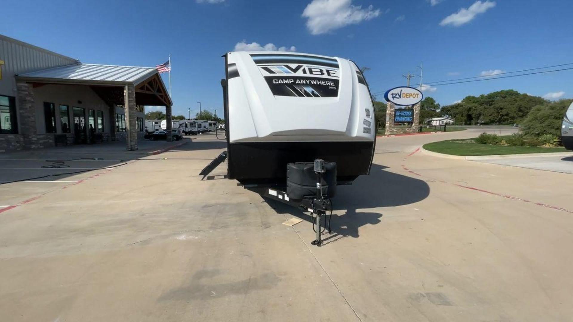 2022 FOREST RIVER VIBE 32BH (4X4TVBH28N4) , Length: 38.25 ft. | Dry Weight: 7,836 lbs. | Slides: 2 transmission, located at 4319 N Main St, Cleburne, TX, 76033, (817) 678-5133, 32.385960, -97.391212 - Photo#4