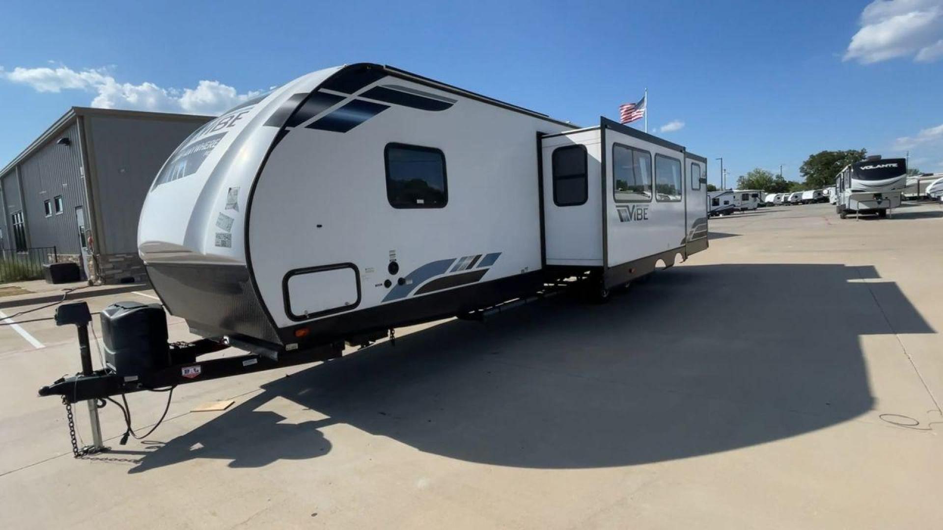 2022 FOREST RIVER VIBE 32BH (4X4TVBH28N4) , Length: 38.25 ft. | Dry Weight: 7,836 lbs. | Slides: 2 transmission, located at 4319 N Main St, Cleburne, TX, 76033, (817) 678-5133, 32.385960, -97.391212 - Photo#5