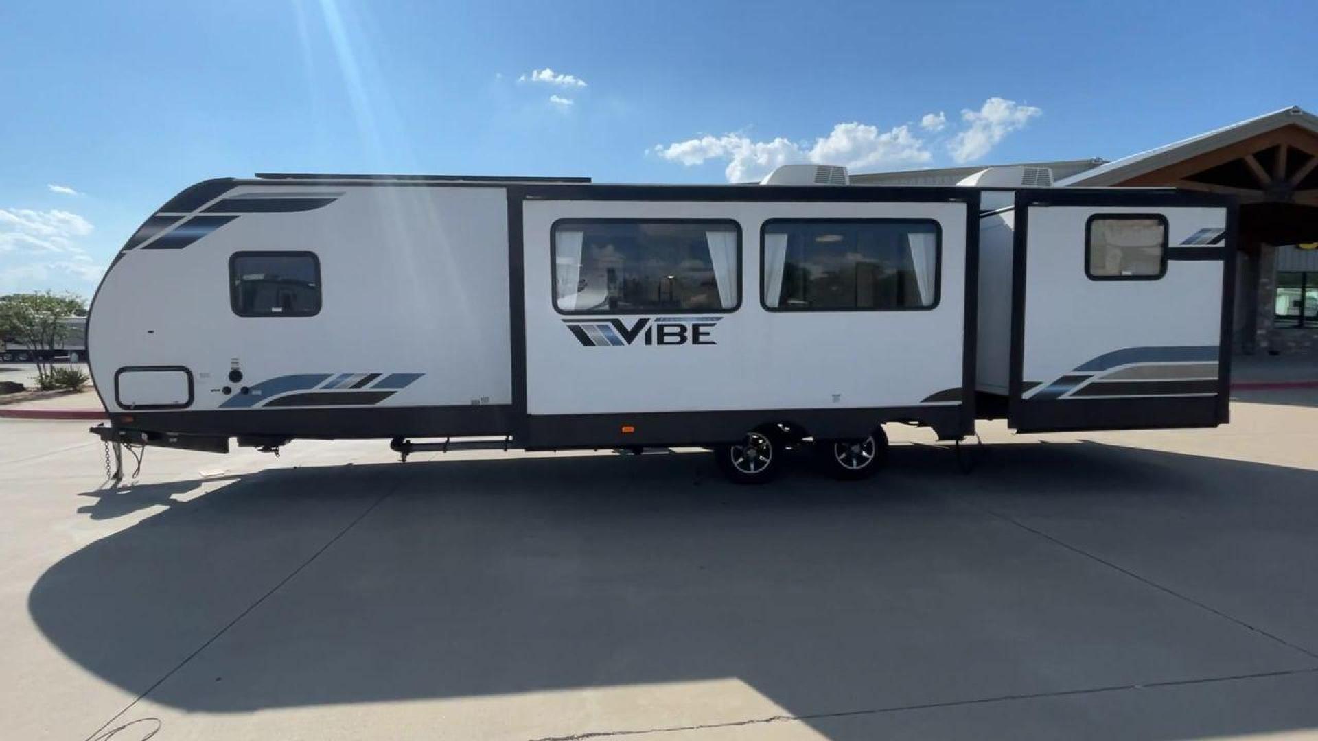 2022 FOREST RIVER VIBE 32BH (4X4TVBH28N4) , Length: 38.25 ft. | Dry Weight: 7,836 lbs. | Slides: 2 transmission, located at 4319 N Main St, Cleburne, TX, 76033, (817) 678-5133, 32.385960, -97.391212 - Photo#6