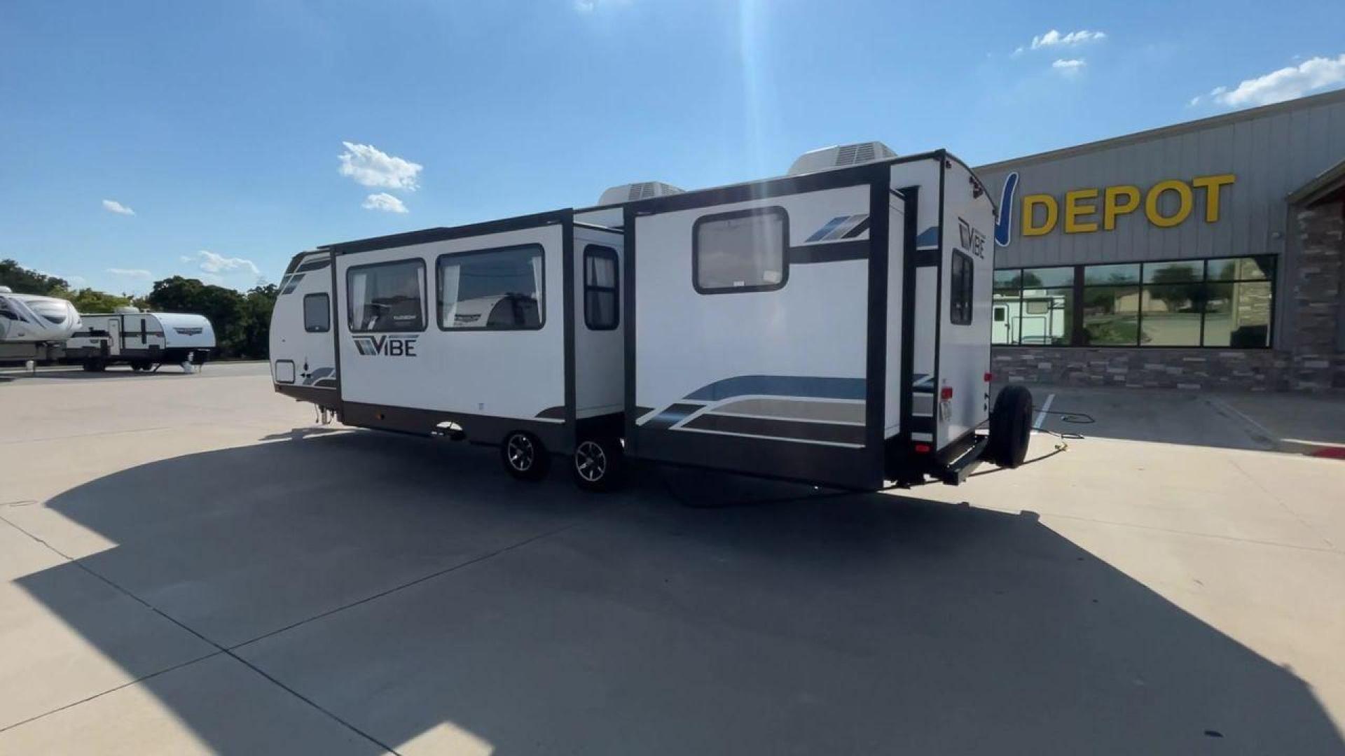 2022 FOREST RIVER VIBE 32BH (4X4TVBH28N4) , Length: 38.25 ft. | Dry Weight: 7,836 lbs. | Slides: 2 transmission, located at 4319 N Main St, Cleburne, TX, 76033, (817) 678-5133, 32.385960, -97.391212 - Photo#7