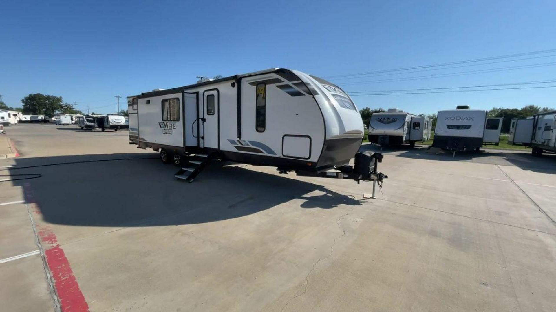 2022 FOREST RIVER VIBE 34BH (4X4TVBK21N4) , Length: 39.42 ft. | Dry Weight: 8,164 lbs. | Slides: 3 transmission, located at 4319 N Main St, Cleburne, TX, 76033, (817) 678-5133, 32.385960, -97.391212 - Photo#3