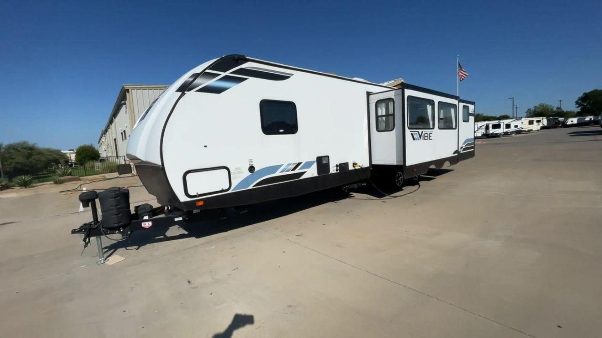 2022 FOREST RIVER VIBE 34BH (4X4TVBK21N4) , Length: 39.42 ft. | Dry Weight: 8,164 lbs. | Slides: 3 transmission, located at 4319 N Main St, Cleburne, TX, 76033, (817) 678-5133, 32.385960, -97.391212 - Photo#5