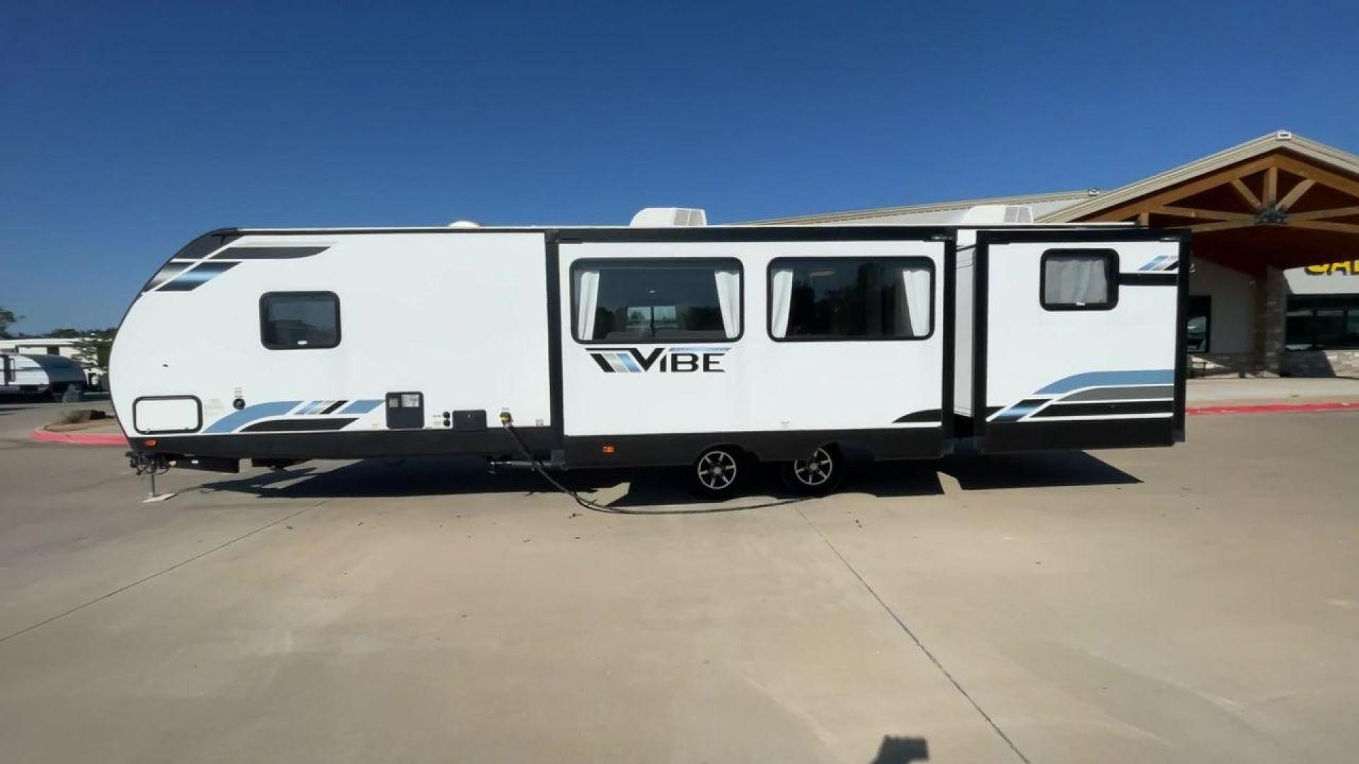 2022 FOREST RIVER VIBE 34BH (4X4TVBK21N4) , Length: 39.42 ft. | Dry Weight: 8,164 lbs. | Slides: 3 transmission, located at 4319 N Main St, Cleburne, TX, 76033, (817) 678-5133, 32.385960, -97.391212 - Photo#6