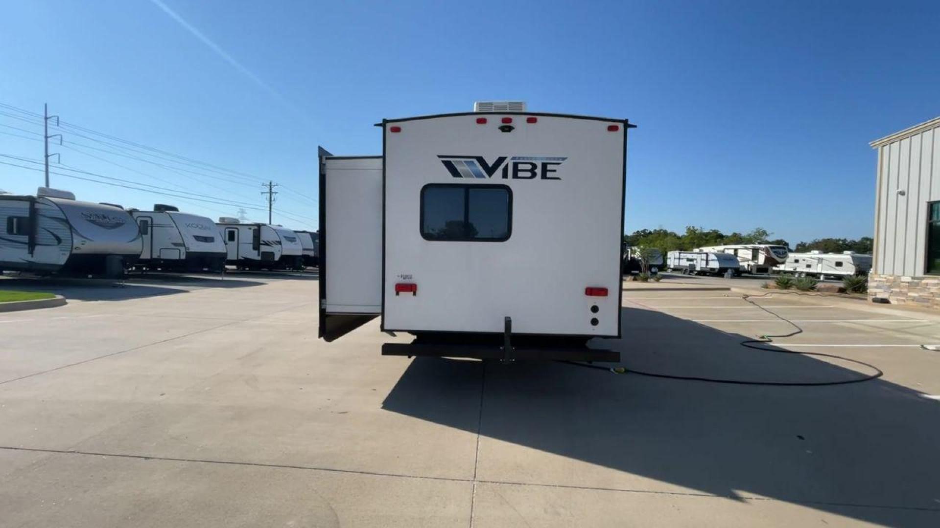 2022 FOREST RIVER VIBE 34BH (4X4TVBK21N4) , Length: 39.42 ft. | Dry Weight: 8,164 lbs. | Slides: 3 transmission, located at 4319 N Main St, Cleburne, TX, 76033, (817) 678-5133, 32.385960, -97.391212 - Photo#8