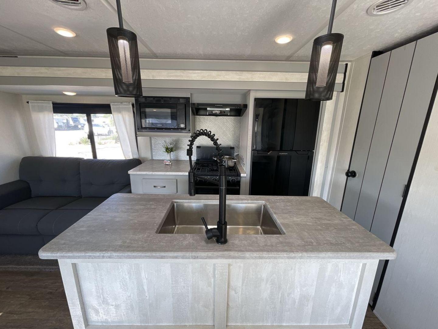 2022 FOREST RIVER VIBE 34BH (4X4TVBK21N4) , Length: 39.42 ft. | Dry Weight: 8,164 lbs. | Slides: 3 transmission, located at 4319 N Main St, Cleburne, TX, 76033, (817) 678-5133, 32.385960, -97.391212 - Photo#10