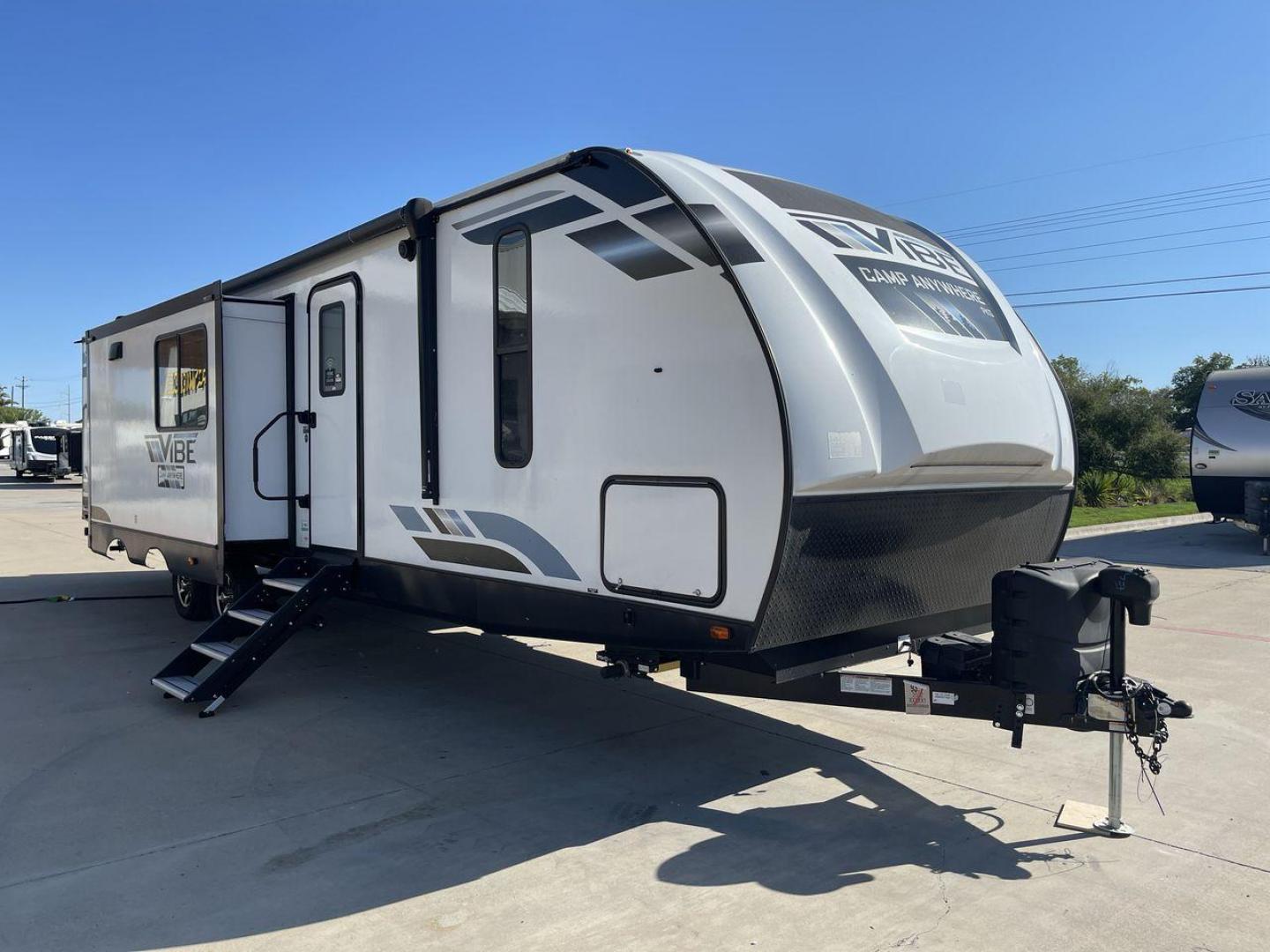 2022 FOREST RIVER VIBE 34BH (4X4TVBK21N4) , Length: 39.42 ft. | Dry Weight: 8,164 lbs. | Slides: 3 transmission, located at 4319 N Main St, Cleburne, TX, 76033, (817) 678-5133, 32.385960, -97.391212 - Photo#23