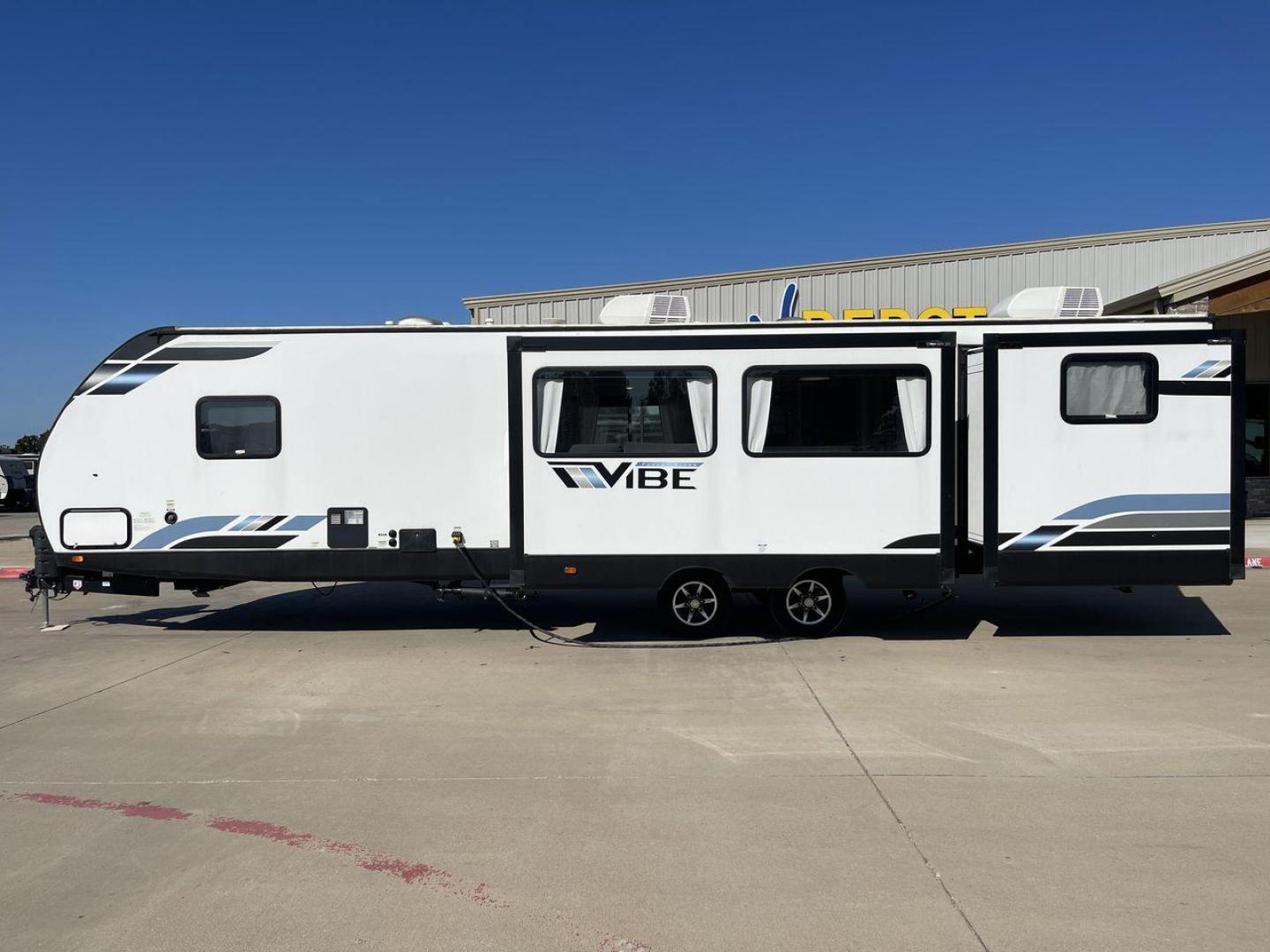 2022 FOREST RIVER VIBE 34BH (4X4TVBK21N4) , Length: 39.42 ft. | Dry Weight: 8,164 lbs. | Slides: 3 transmission, located at 4319 N Main St, Cleburne, TX, 76033, (817) 678-5133, 32.385960, -97.391212 - Photo#24