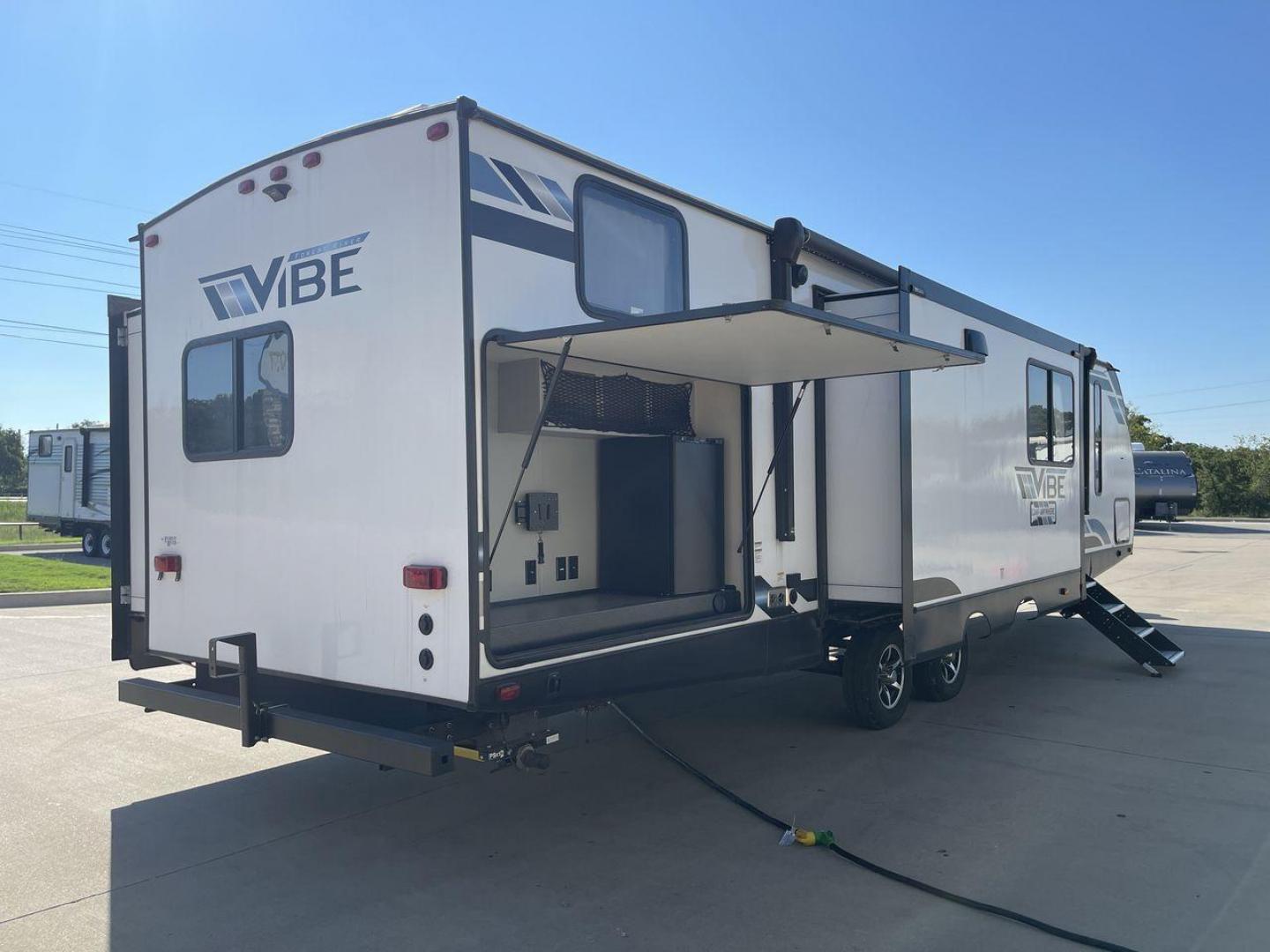 2022 FOREST RIVER VIBE 34BH (4X4TVBK21N4) , Length: 39.42 ft. | Dry Weight: 8,164 lbs. | Slides: 3 transmission, located at 4319 N Main St, Cleburne, TX, 76033, (817) 678-5133, 32.385960, -97.391212 - Photo#25