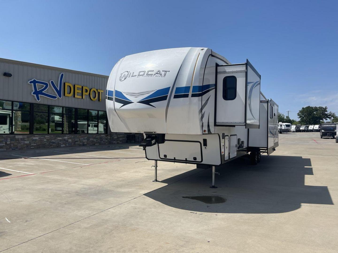 2022 FOREST RIVER WILDCAT 369MBL (4X4FWCN23NG) , Length: 42.58 ft. | Dry Weight: 11,509 lbs. | Slides: 4 transmission, located at 4319 N Main St, Cleburne, TX, 76033, (817) 678-5133, 32.385960, -97.391212 - The 2022 Forest River Wildcat 369BHS is a spacious and luxurious fifth wheel that is perfect for families or those who love to travel in style. At 42.58 feet in length, this model provides ample living space, highlighted by four slides that open up the interior even further. The modern kitchen is eq - Photo#0