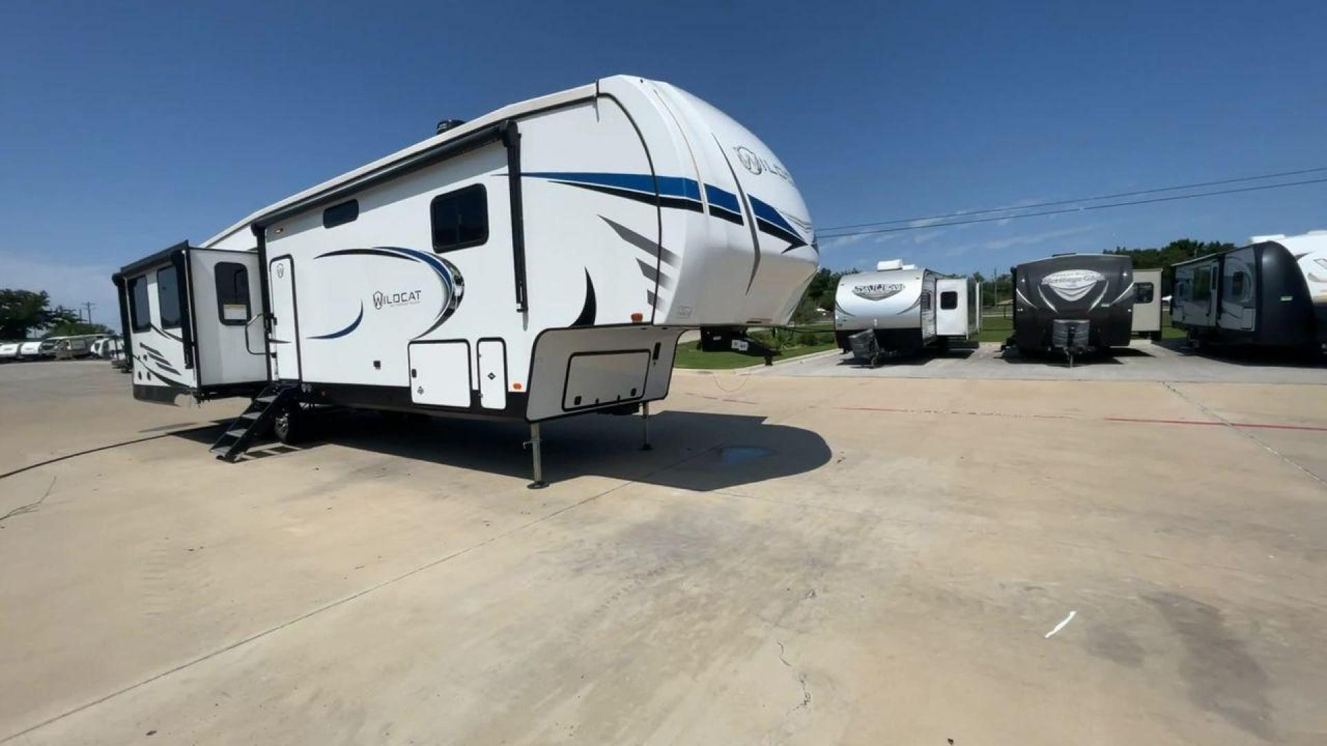 2022 FOREST RIVER WILDCAT 369MBL (4X4FWCN23NG) , Length: 42.58 ft. | Dry Weight: 11,509 lbs. | Slides: 4 transmission, located at 4319 N Main St, Cleburne, TX, 76033, (817) 678-5133, 32.385960, -97.391212 - Photo#3