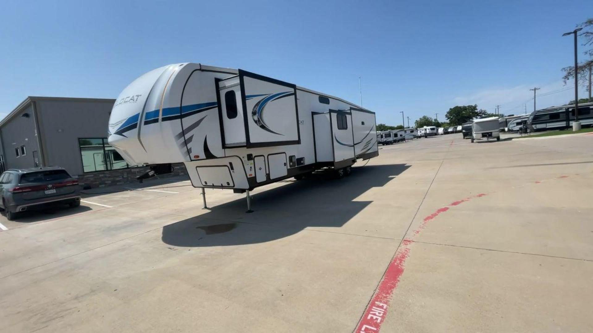 2022 FOREST RIVER WILDCAT 369MBL (4X4FWCN23NG) , Length: 42.58 ft. | Dry Weight: 11,509 lbs. | Slides: 4 transmission, located at 4319 N Main St, Cleburne, TX, 76033, (817) 678-5133, 32.385960, -97.391212 - The 2022 Forest River Wildcat 369BHS is a spacious and luxurious fifth wheel that is perfect for families or those who love to travel in style. At 42.58 feet in length, this model provides ample living space, highlighted by four slides that open up the interior even further. The modern kitchen is eq - Photo#5