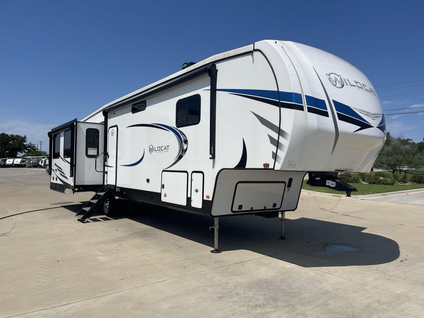 2022 FOREST RIVER WILDCAT 369MBL (4X4FWCN23NG) , Length: 42.58 ft. | Dry Weight: 11,509 lbs. | Slides: 4 transmission, located at 4319 N Main St, Cleburne, TX, 76033, (817) 678-5133, 32.385960, -97.391212 - Photo#23