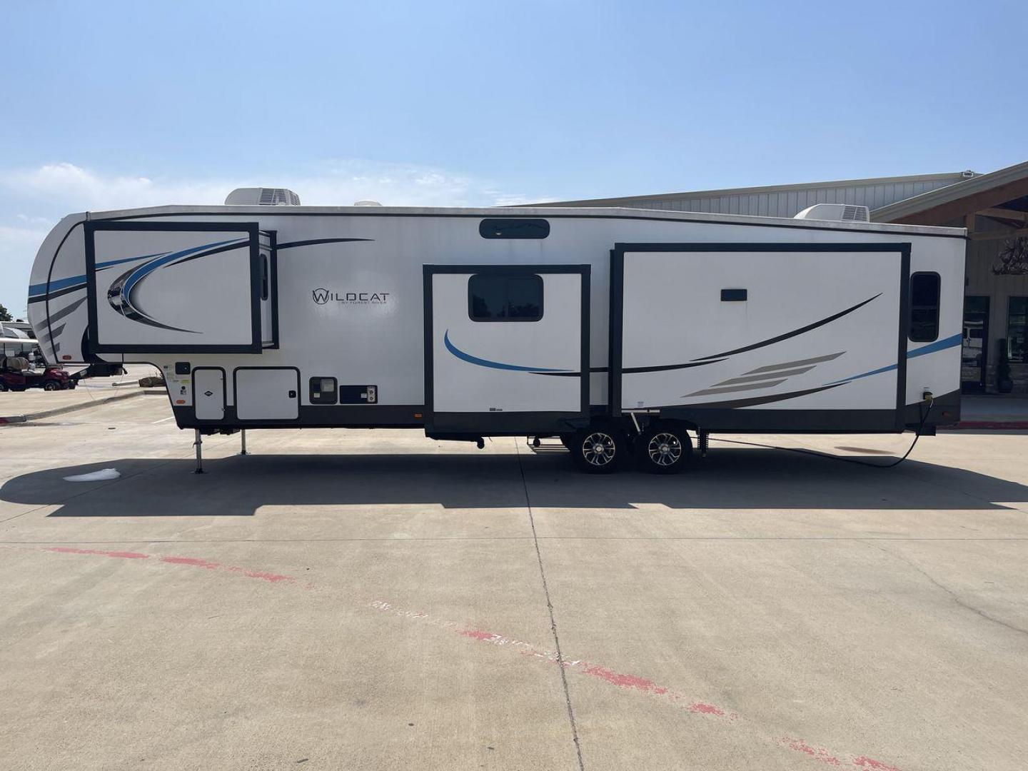 2022 FOREST RIVER WILDCAT 369MBL (4X4FWCN23NG) , Length: 42.58 ft. | Dry Weight: 11,509 lbs. | Slides: 4 transmission, located at 4319 N Main St, Cleburne, TX, 76033, (817) 678-5133, 32.385960, -97.391212 - Photo#24