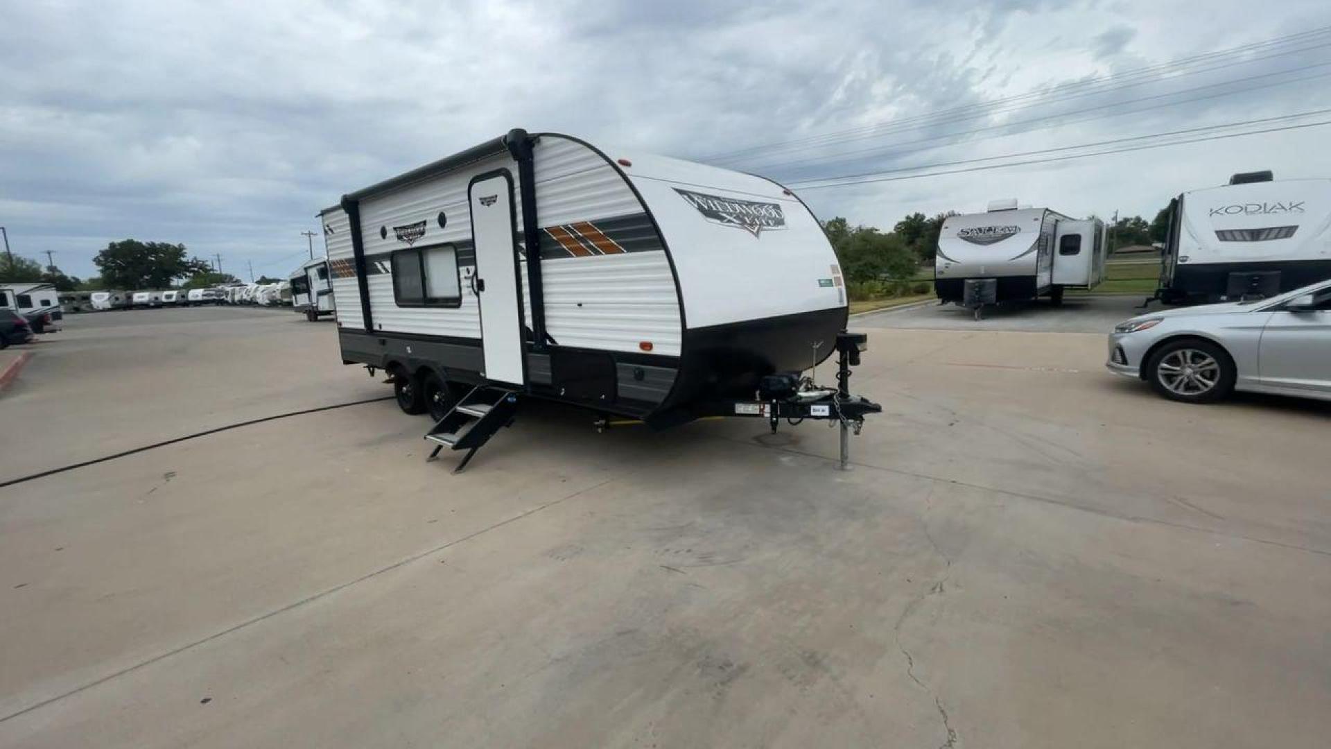 2022 FOREST RIVER WILDWOOD 19DBXL (4X4TWDU23N7) , Length: 24.67 ft. | Dry Weight: 4,483 lbs. transmission, located at 4319 N Main St, Cleburne, TX, 76033, (817) 678-5133, 32.385960, -97.391212 - This travel trailer is meticulously designed for both experienced and novice adventurers, offering a manageable length of 24.67 feet and a dry weight of 4,483 lbs. The compact design of the 2022 Forest River Wildwood 19DBXL does not sacrifice style or functionality, making it an ideal choice for t - Photo#3