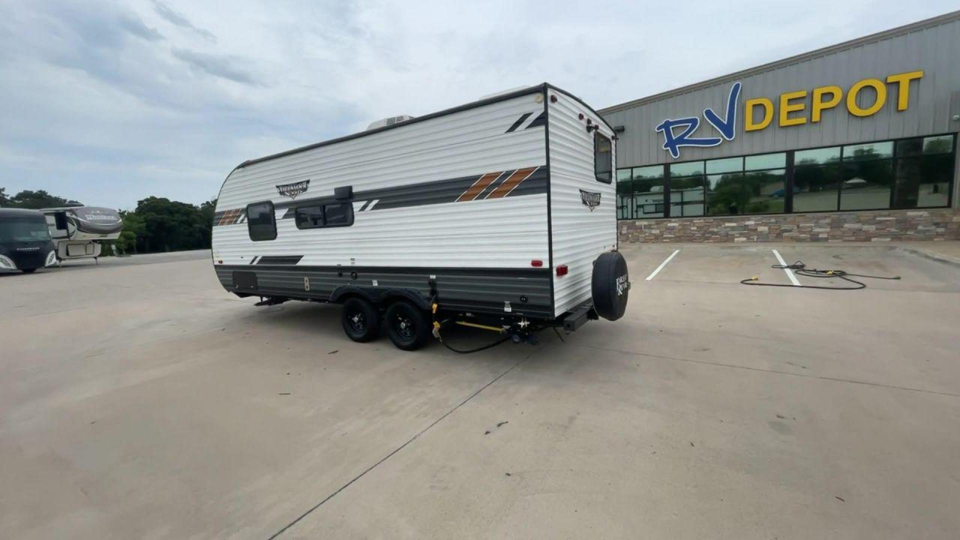 2022 FOREST RIVER WILDWOOD 19DBXL (4X4TWDU23N7) , Length: 24.67 ft. | Dry Weight: 4,483 lbs. transmission, located at 4319 N Main St, Cleburne, TX, 76033, (817) 678-5133, 32.385960, -97.391212 - This travel trailer is meticulously designed for both experienced and novice adventurers, offering a manageable length of 24.67 feet and a dry weight of 4,483 lbs. The compact design of the 2022 Forest River Wildwood 19DBXL does not sacrifice style or functionality, making it an ideal choice for t - Photo#7