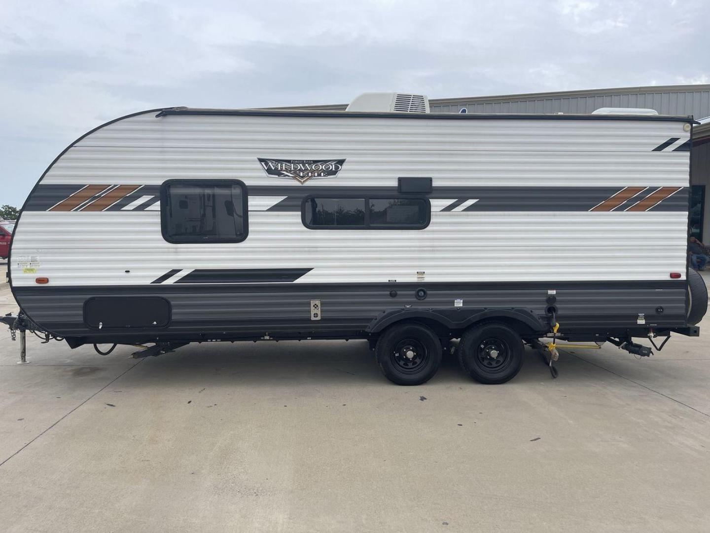 2022 FOREST RIVER WILDWOOD 19DBXL (4X4TWDU23N7) , Length: 24.67 ft. | Dry Weight: 4,483 lbs. transmission, located at 4319 N Main St, Cleburne, TX, 76033, (817) 678-5133, 32.385960, -97.391212 - This travel trailer is meticulously designed for both experienced and novice adventurers, offering a manageable length of 24.67 feet and a dry weight of 4,483 lbs. The compact design of the 2022 Forest River Wildwood 19DBXL does not sacrifice style or functionality, making it an ideal choice for t - Photo#23