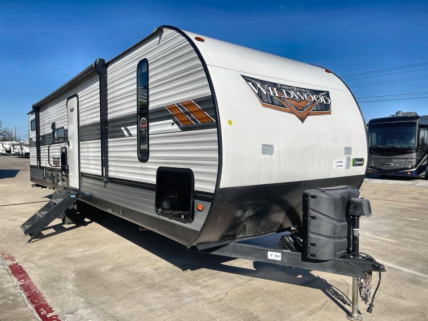 2022 FOREST RIVER WILDWOOD 29VBUD (4X4TWDE24NA) , Length: 36.17 ft. | Dry Weight: 7,728 lbs. | Slides: 1 transmission, located at 4319 N Main St, Cleburne, TX, 76033, (817) 678-5133, 32.385960, -97.391212 - Photo#23