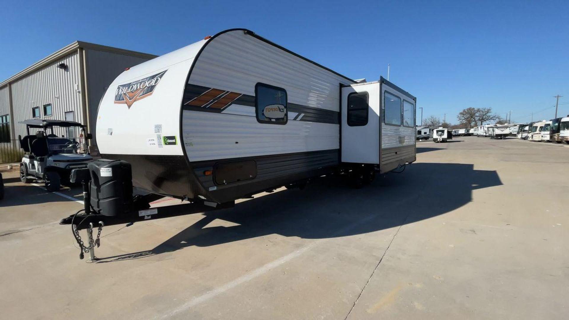 2022 FOREST RIVER WILDWOOD 29VBUD (4X4TWDE24NA) , Length: 36.17 ft. | Dry Weight: 7,728 lbs. | Slides: 1 transmission, located at 4319 N Main St, Cleburne, TX, 76033, (817) 678-5133, 32.385960, -97.391212 - Photo#5