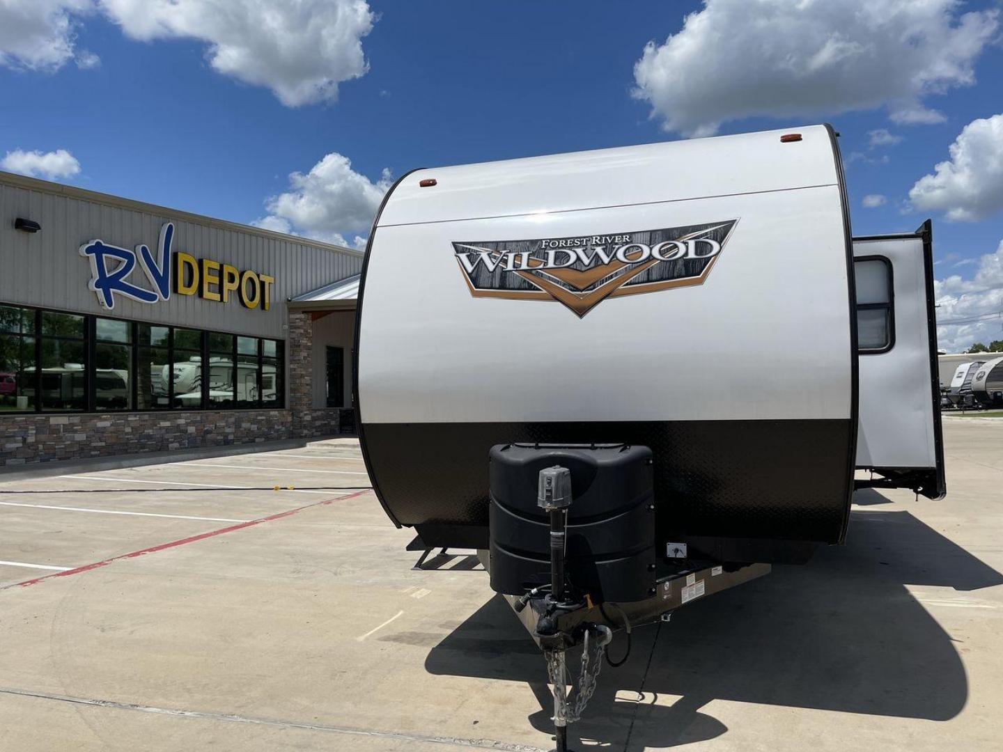 2022 FOREST RIVER WILDWOOD 31KQBTS (4X4TWDG2XN8) , Length: 36.58 ft | Dry Weight: 8,573 lbs. | Slides: 3 transmission, located at 4319 N Main St, Cleburne, TX, 76033, (817) 678-5133, 32.385960, -97.391212 - Looking for a spacious and comfortable travel trailer for your next adventure? Look no further than this 2022 Forest River Wildwood 31KQBTS, available for sale at RV Depot in Cleburne, TX. With its impressive features and unbeatable price of $42,995, this travel trailer is the perfect choice for fam - Photo#0